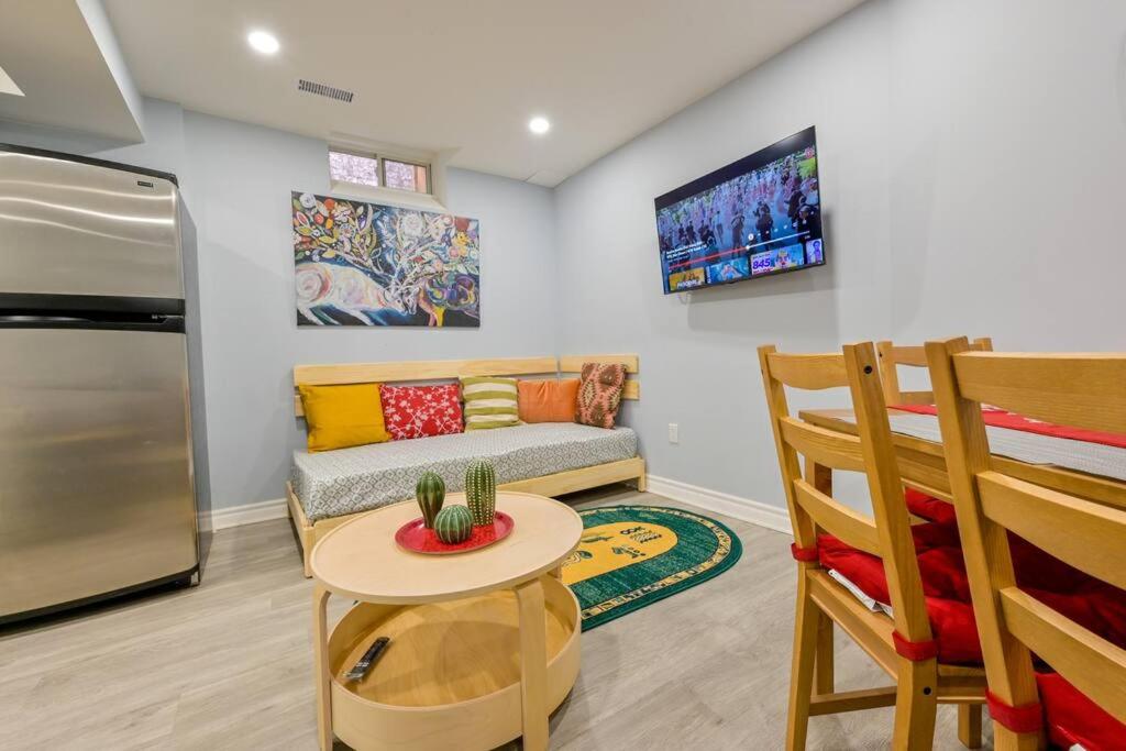 Stylish 2BR: w/free parking & streaming!