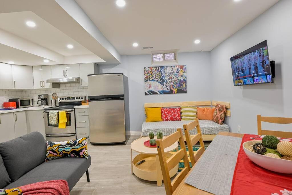 Stylish 2BR: w/free parking & streaming!