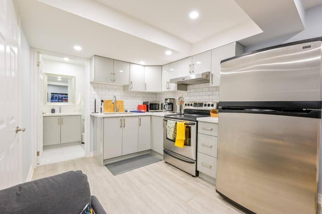 Stylish 2BR: w/free parking & streaming!