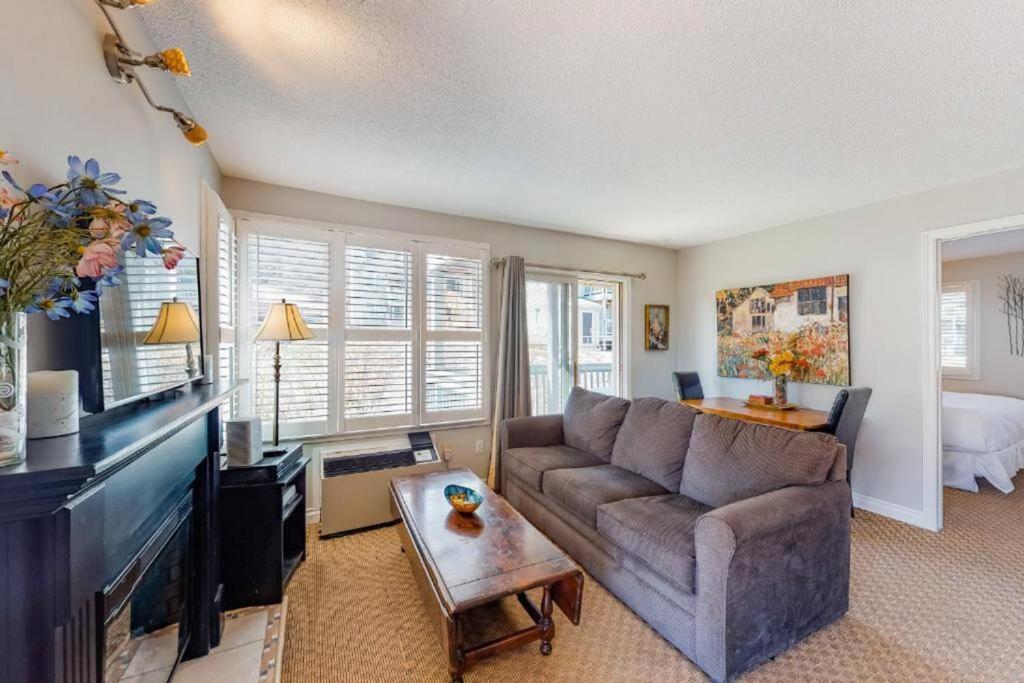 Steps to the Hill 1 Bedroom CraveTV