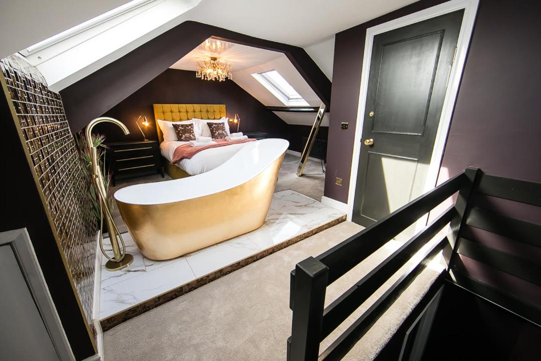 Serenity Suites - Luxury Apartments by Maison Parfaite - Whitby view 2