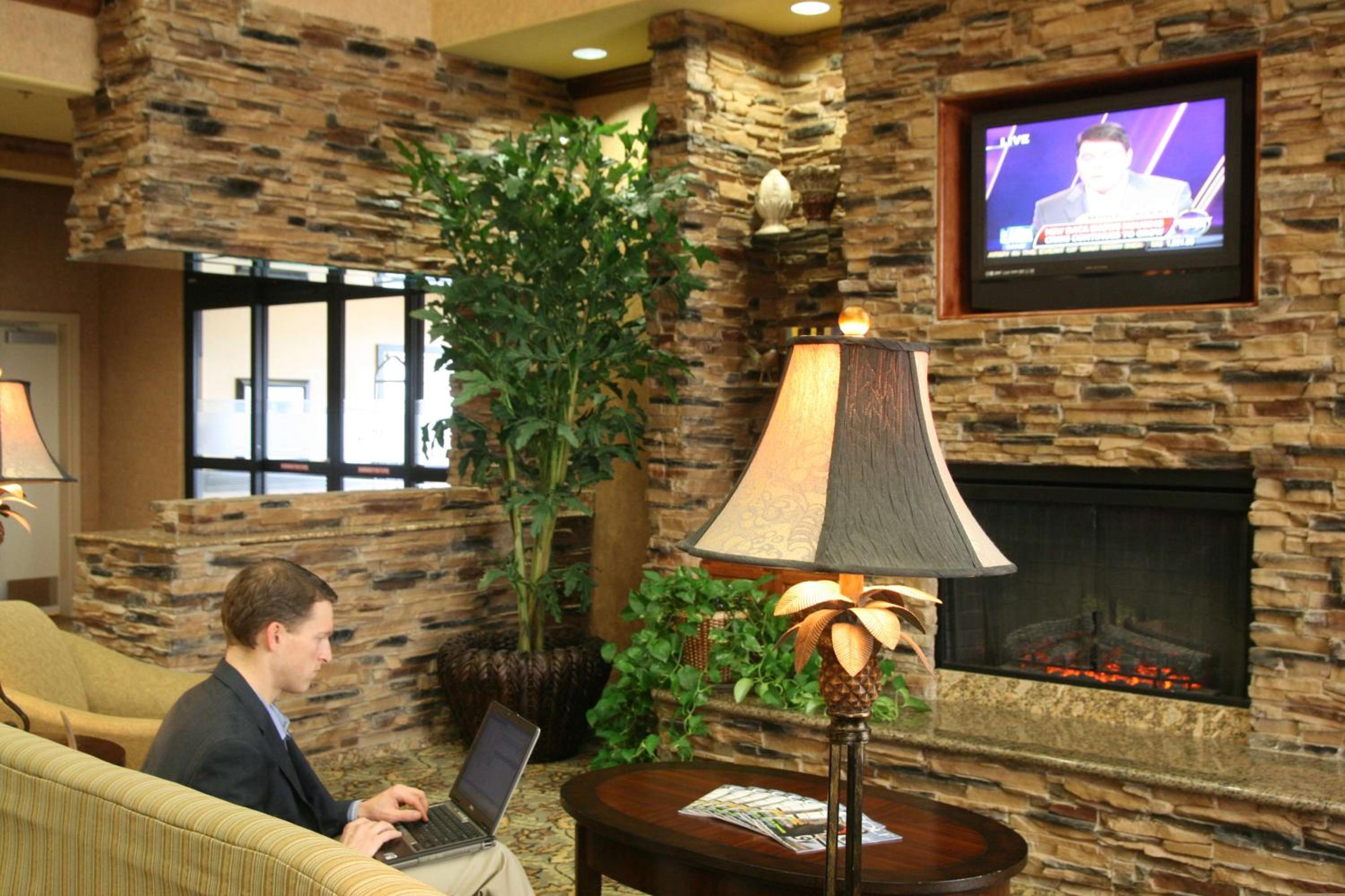 Farmington Vacations - Hampton Inn  Suites Farmington - Property Image 2