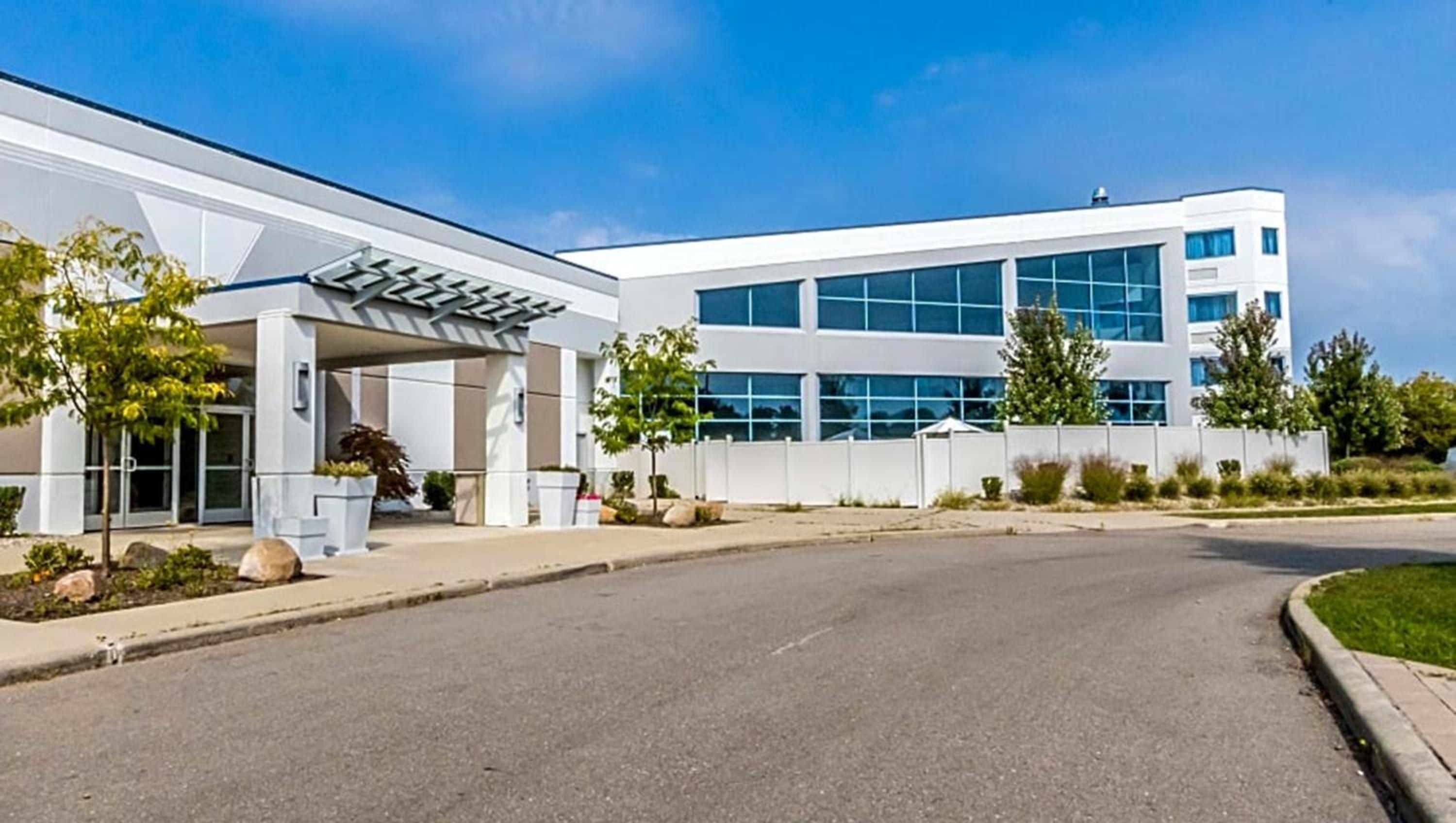 Wyndham Flint MI Grand Blanc Bishop Airport Conference Ct view 5