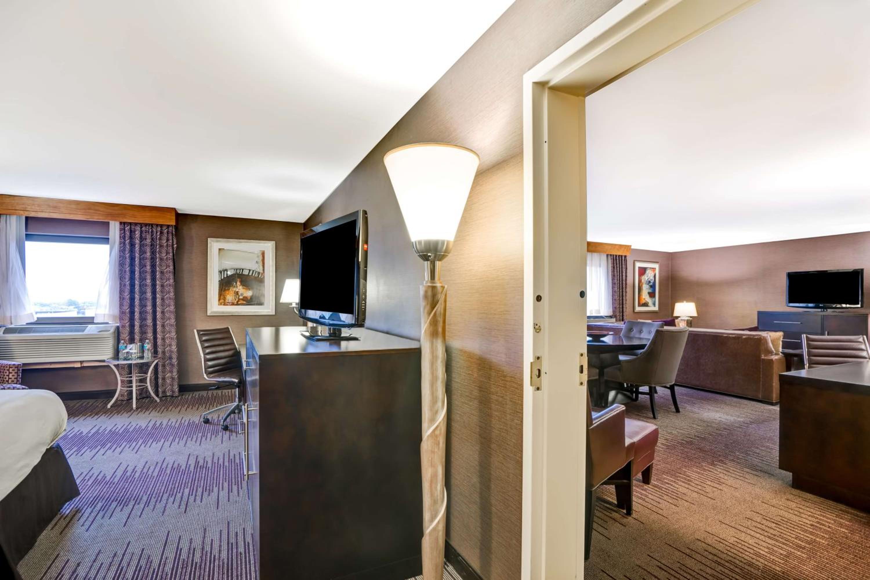 Wilmington Vacations - DoubleTree by Hilton Downtown Wilmington - Legal District - Property Image 4