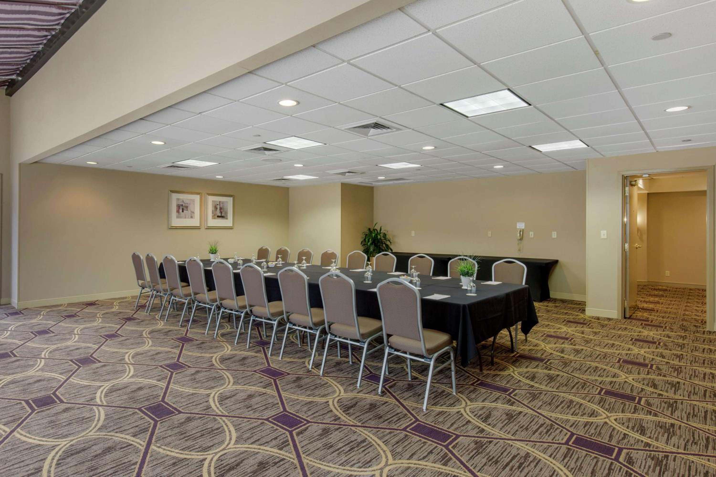 Wilmington Vacations - DoubleTree by Hilton Downtown Wilmington - Legal District - Property Image 9