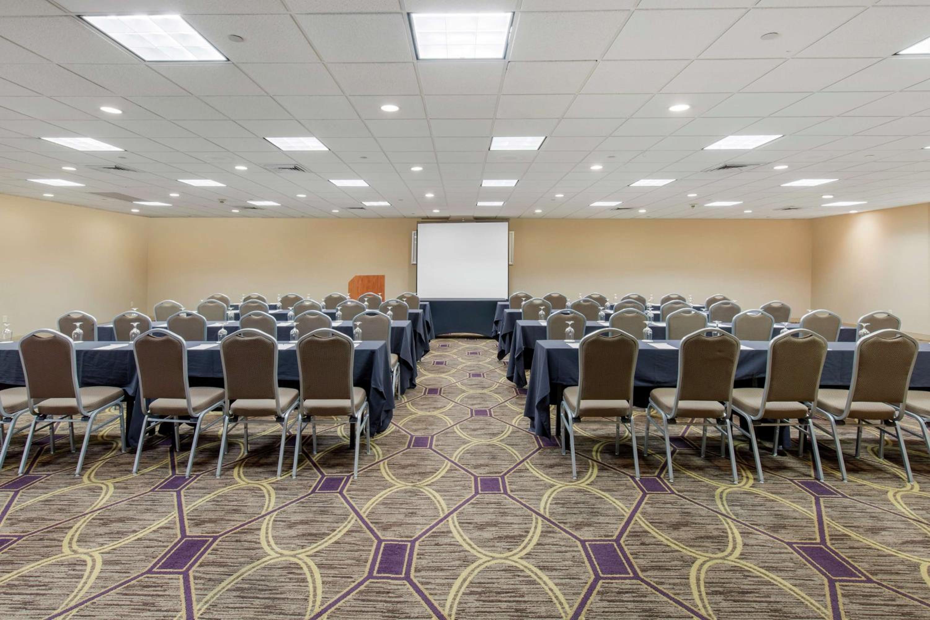 Wilmington Vacations - DoubleTree by Hilton Downtown Wilmington - Legal District - Property Image 1