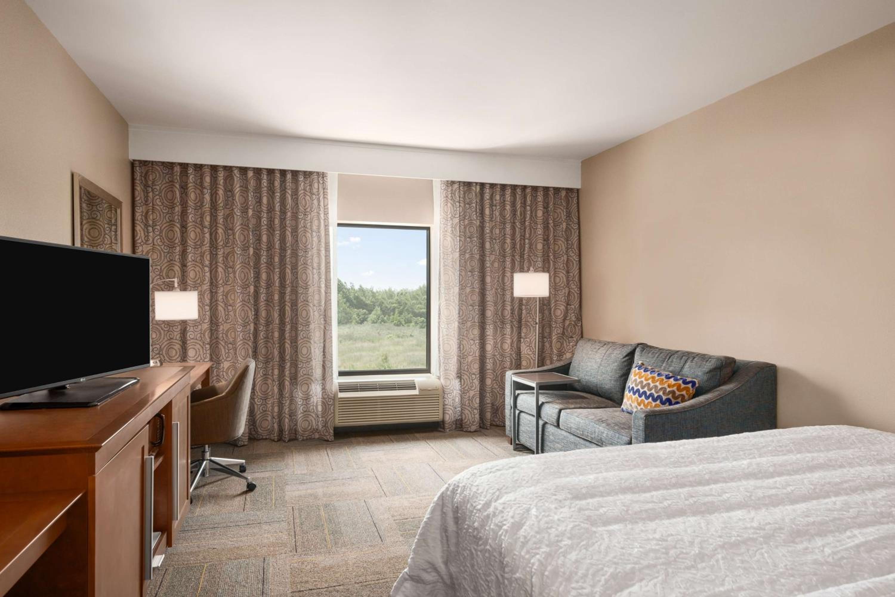 Hampton Inn  Suites - Lavonia, GA - Property Image 7