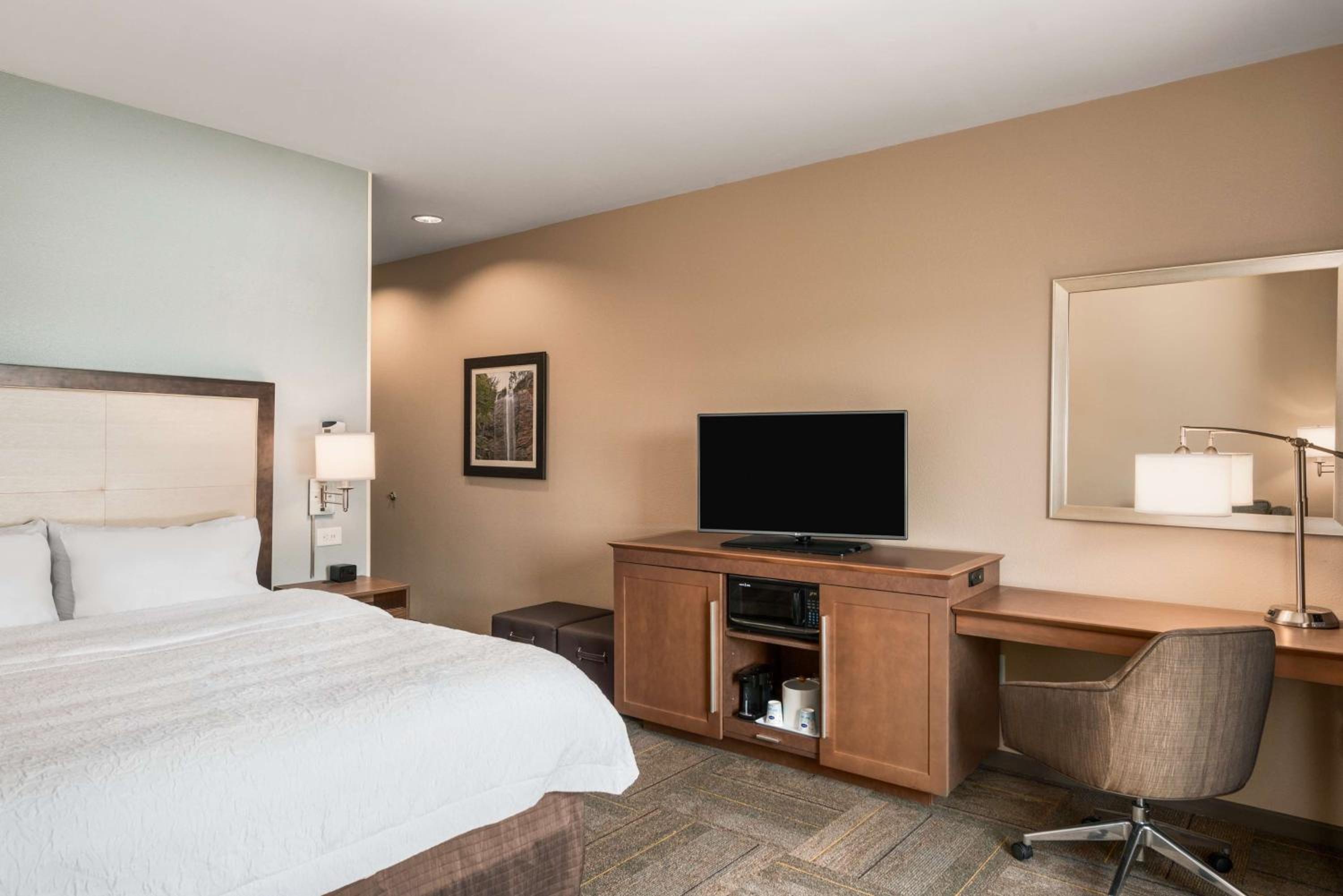 Clemson Vacations - Hampton Inn  Suites - Lavonia, GA - Property Image 2