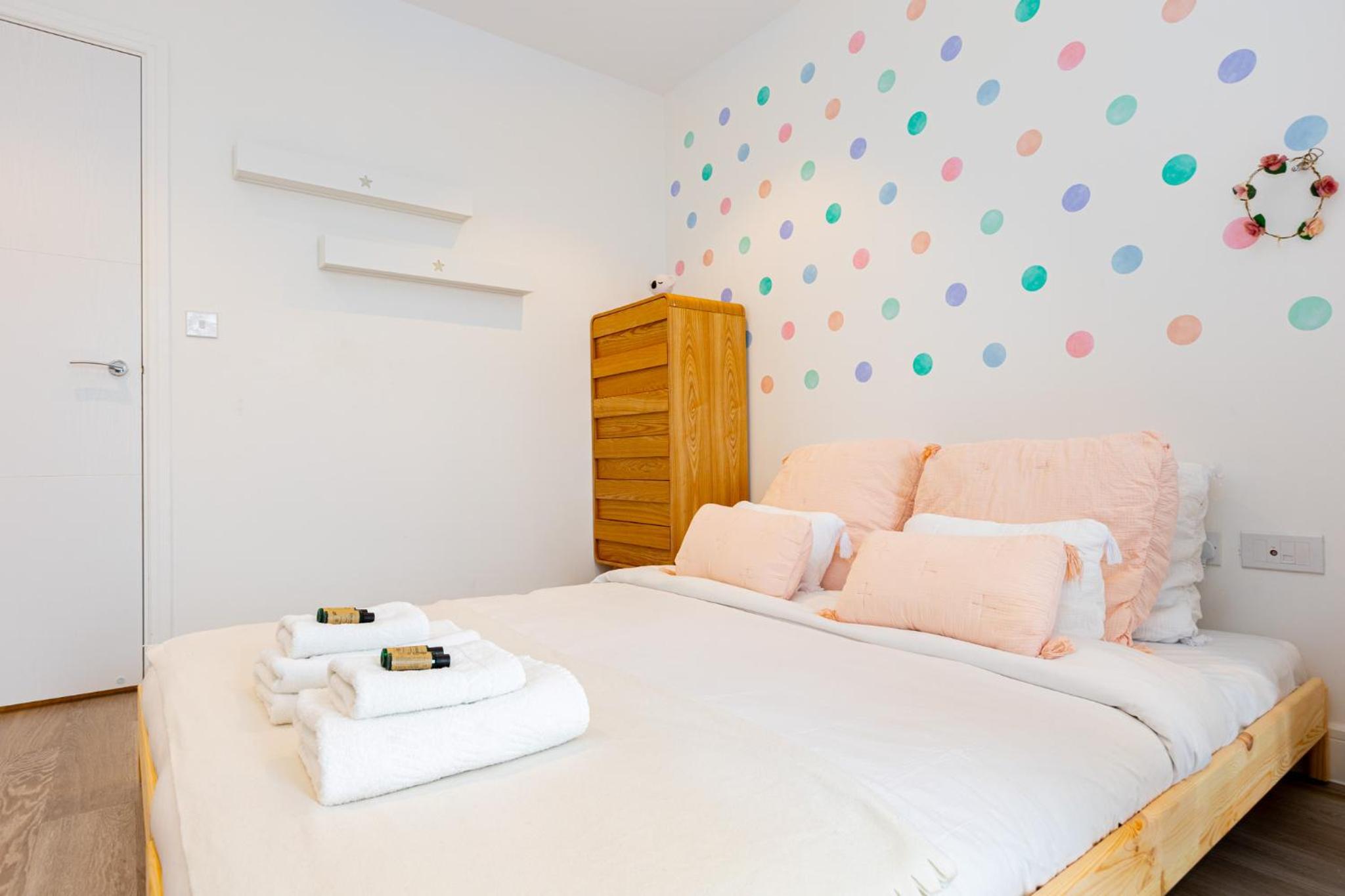 Modern New 2BR wViews & Balcony in Wandsworth
