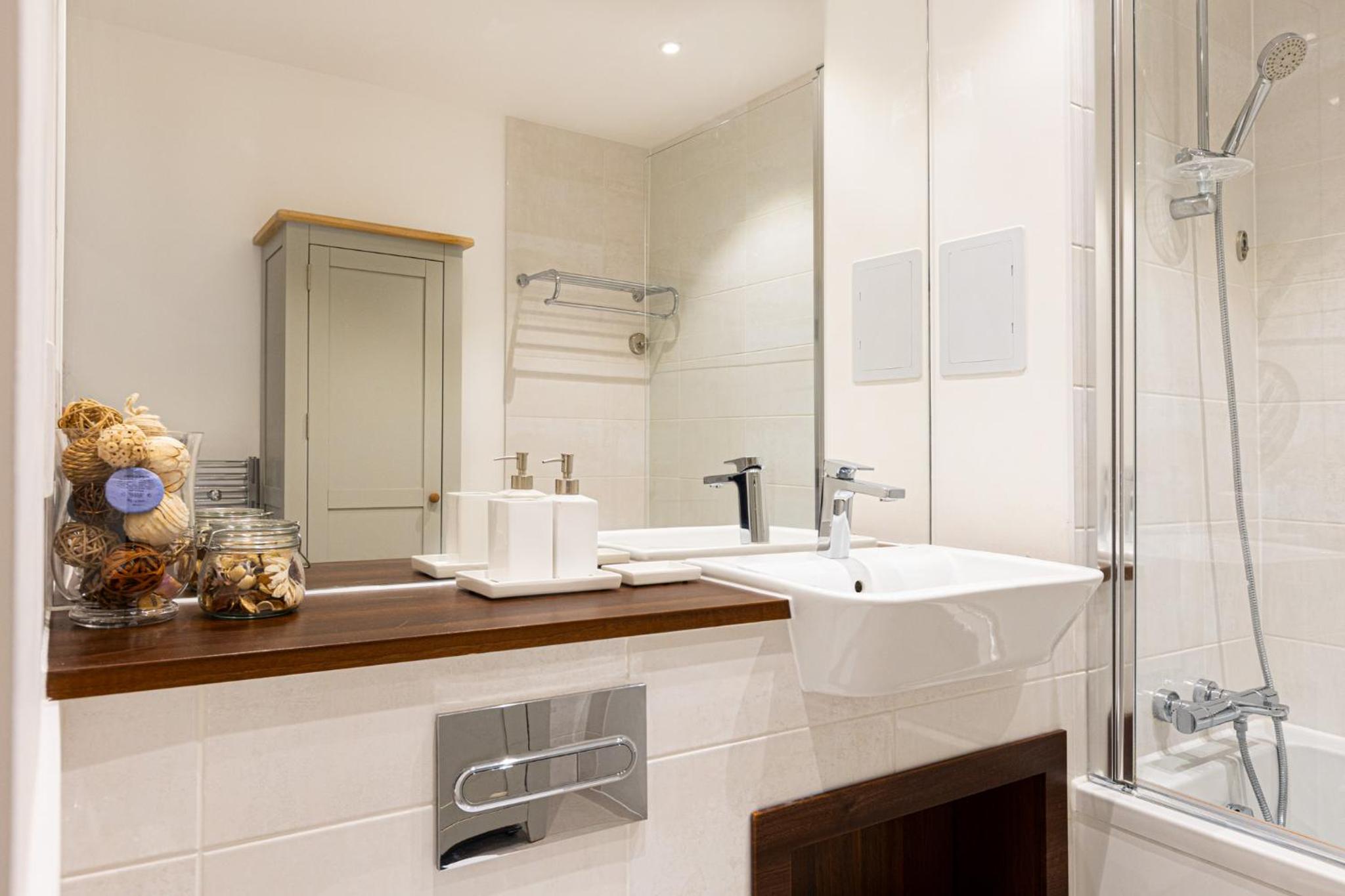 Modern New 2BR wViews & Balcony in Wandsworth