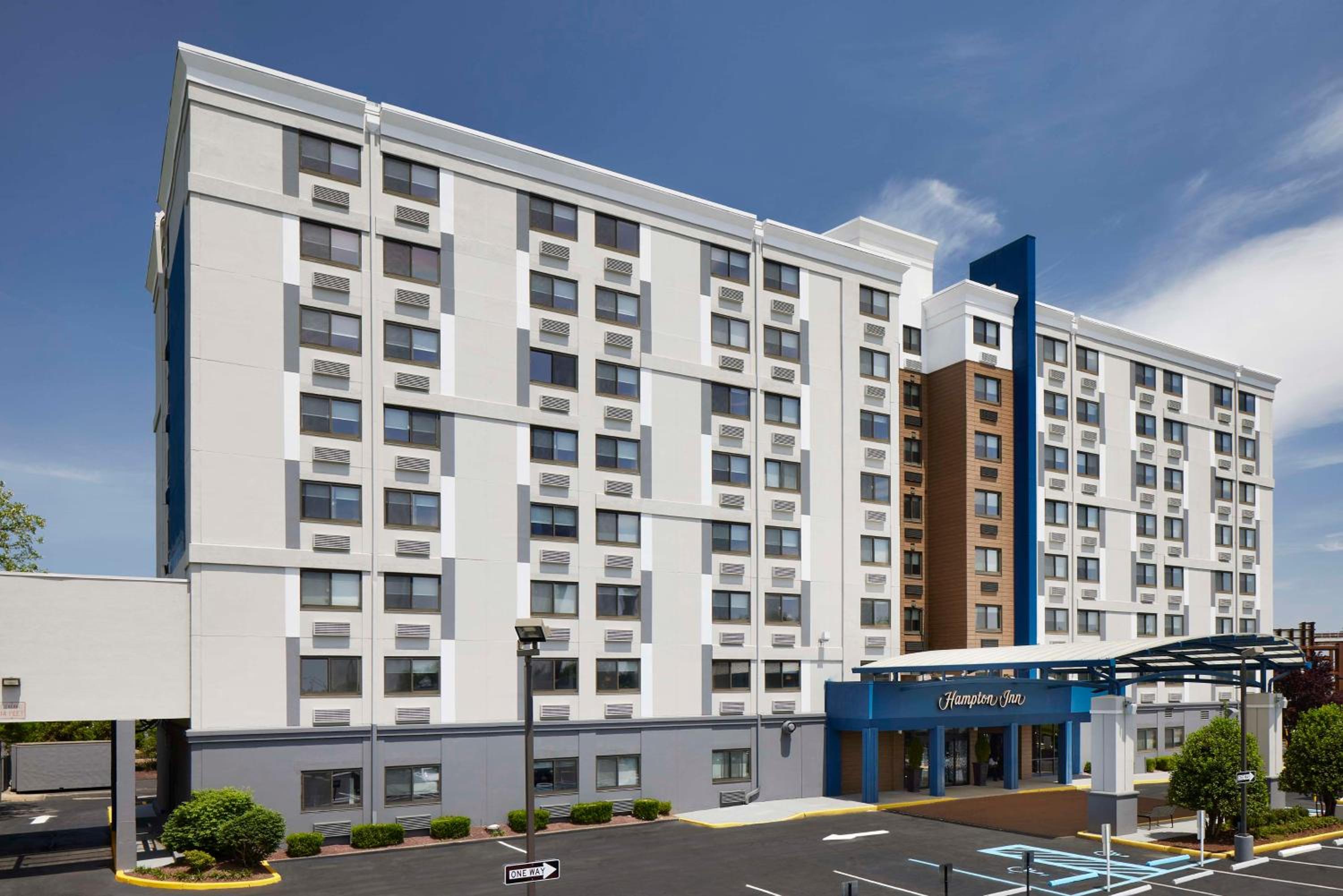 Hotel Hampton Inn Newark Airport - Image 1