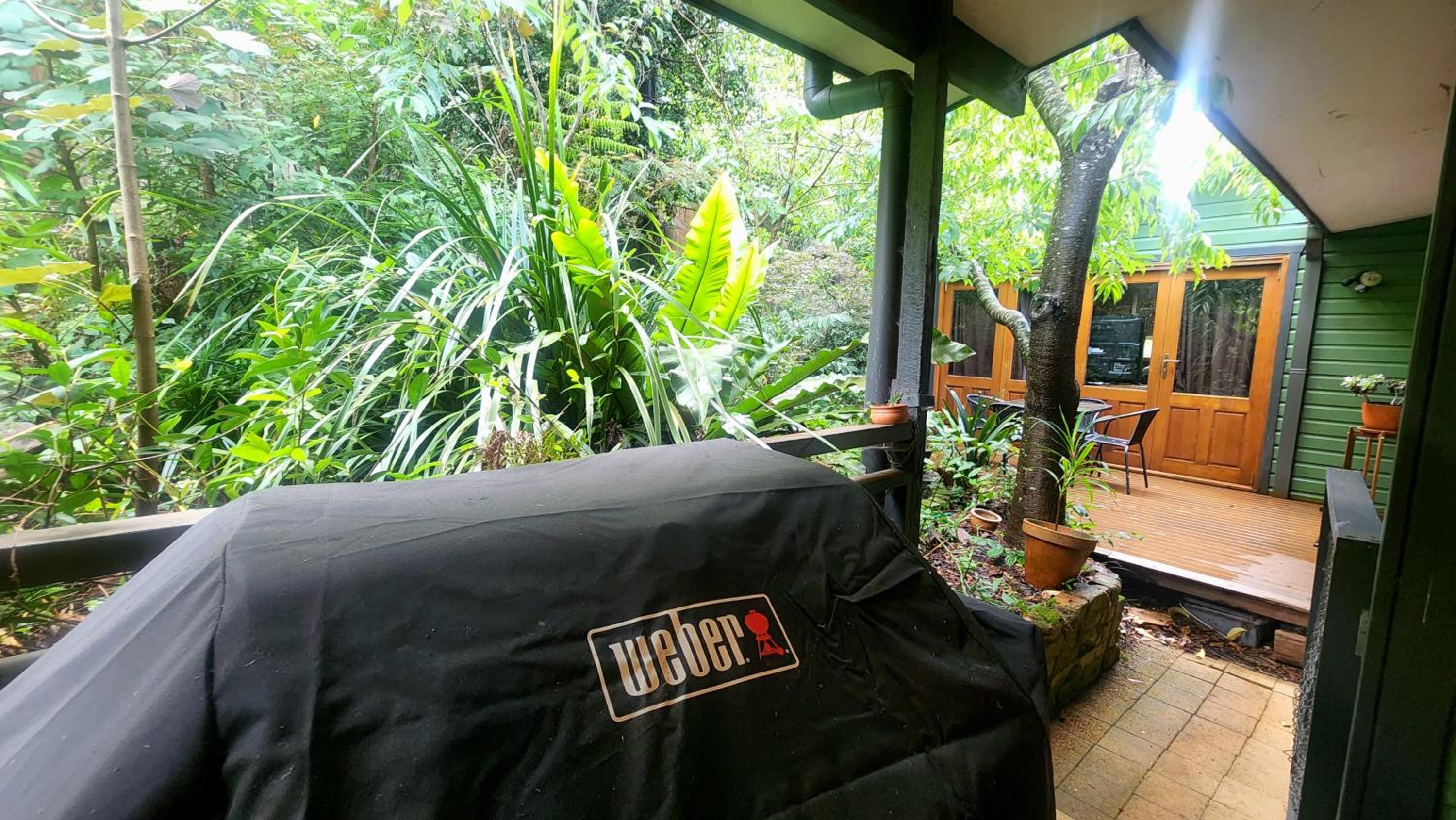 The Black Cockatoo - Secret Garden Treetops Home