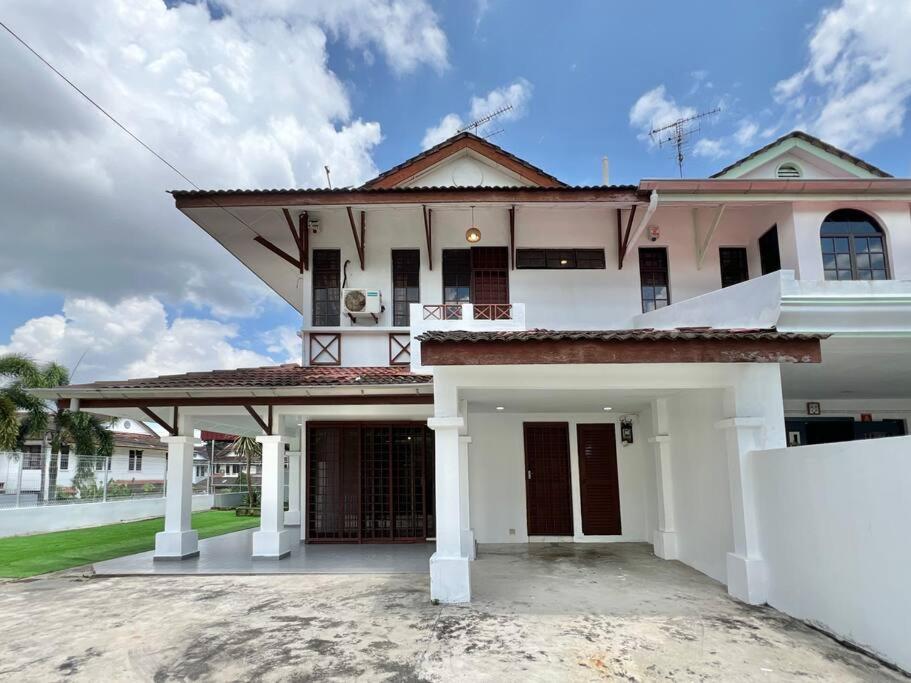 Corner House near Midvalley JB