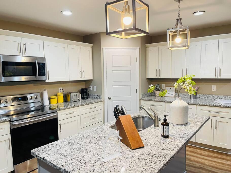 Spacious home, 3 king beds, huge backyard near UM view 4