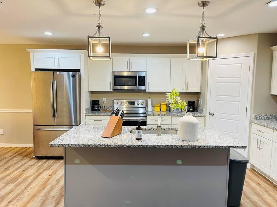 Spacious home, 3 king beds, huge backyard near UM view 3
