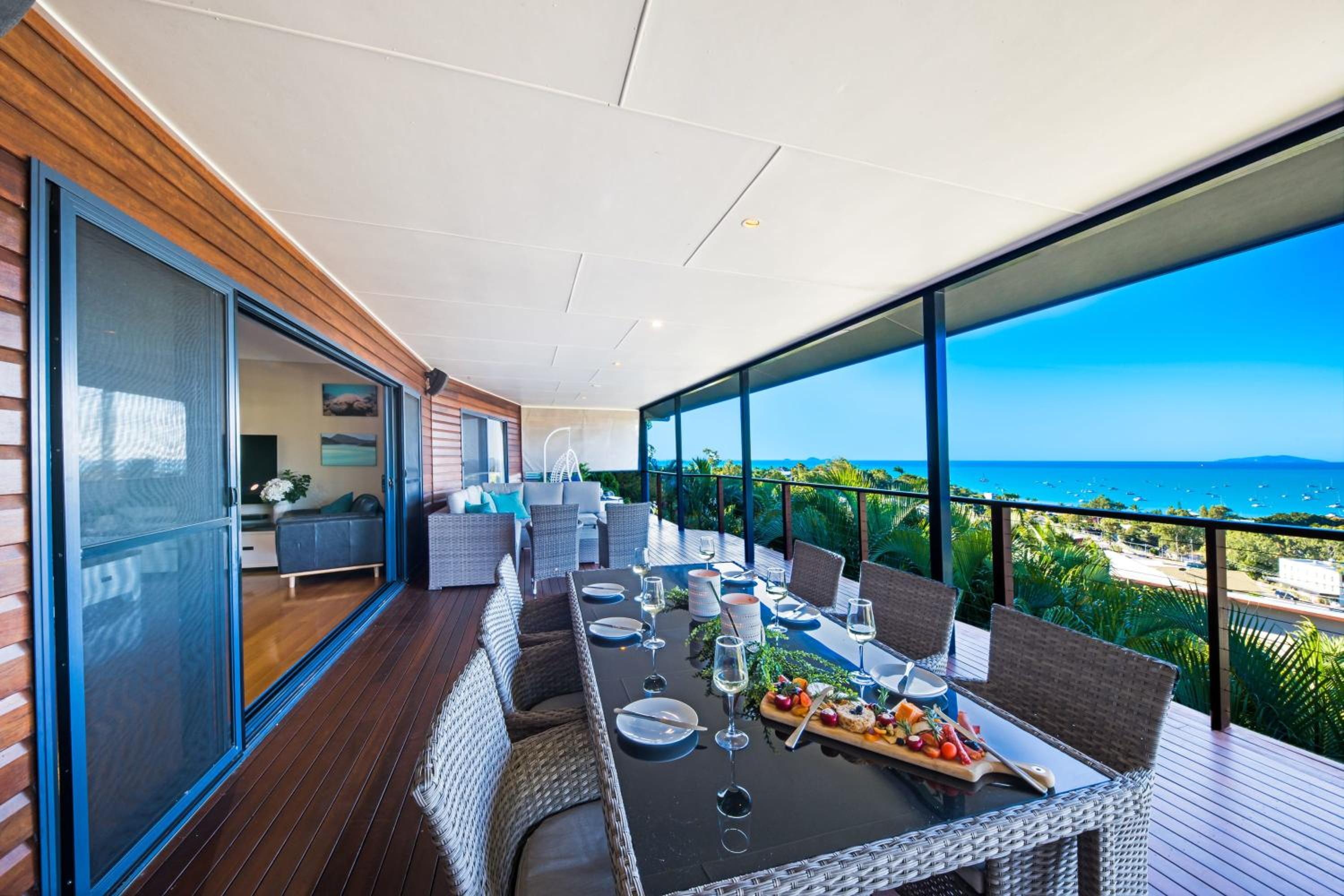 Hotel Nautilus on Nara - Spacious Airlie Beach Holiday Home with Ocean Views - Image 1