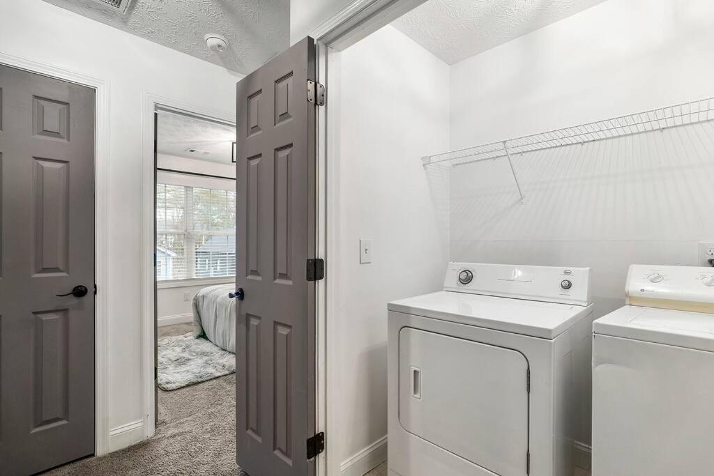Modern 4BD,2BA Townhome near Stadiums in Metro-ATL view 5