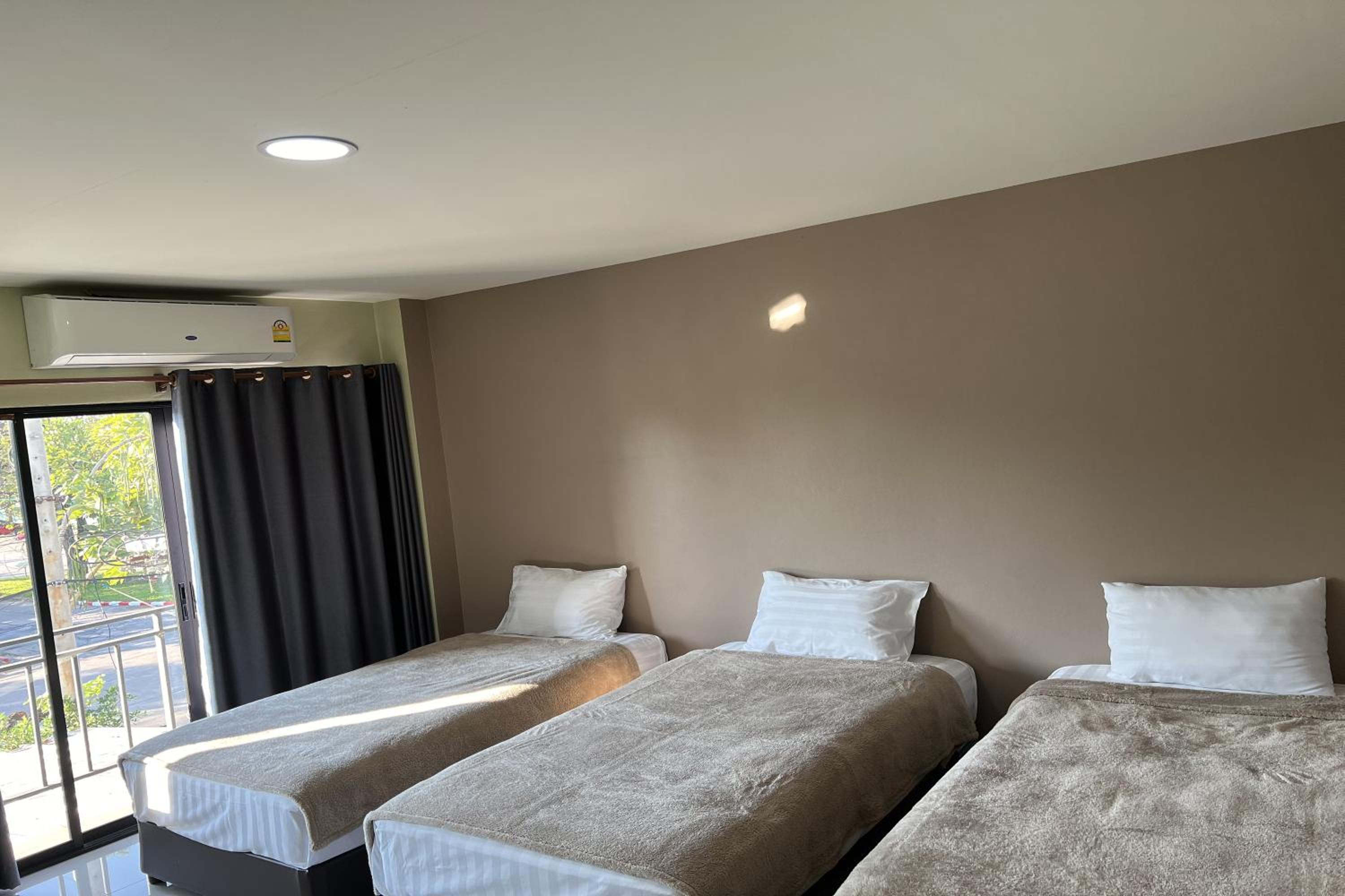 V Tharm Hotel