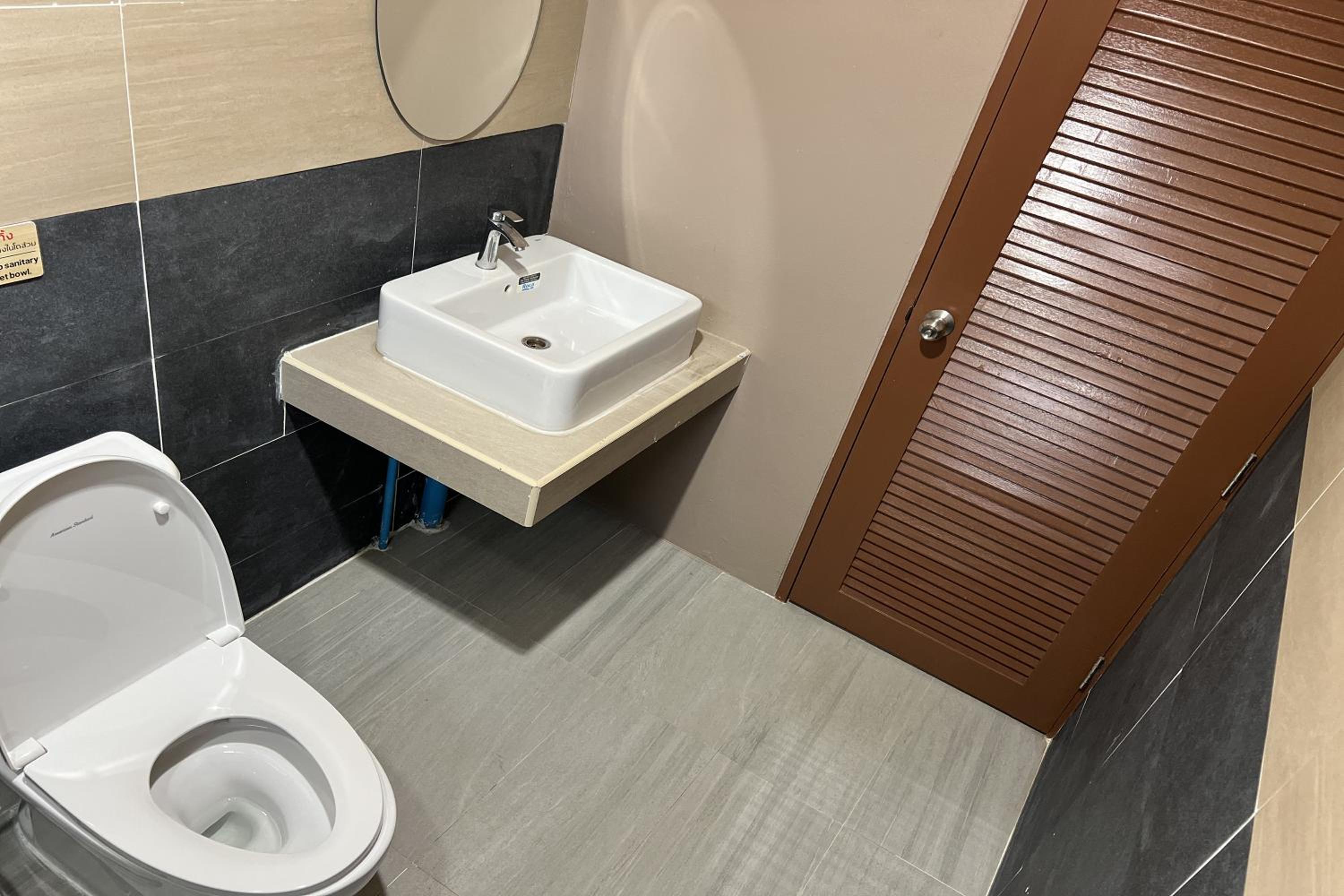 V Tharm Hotel