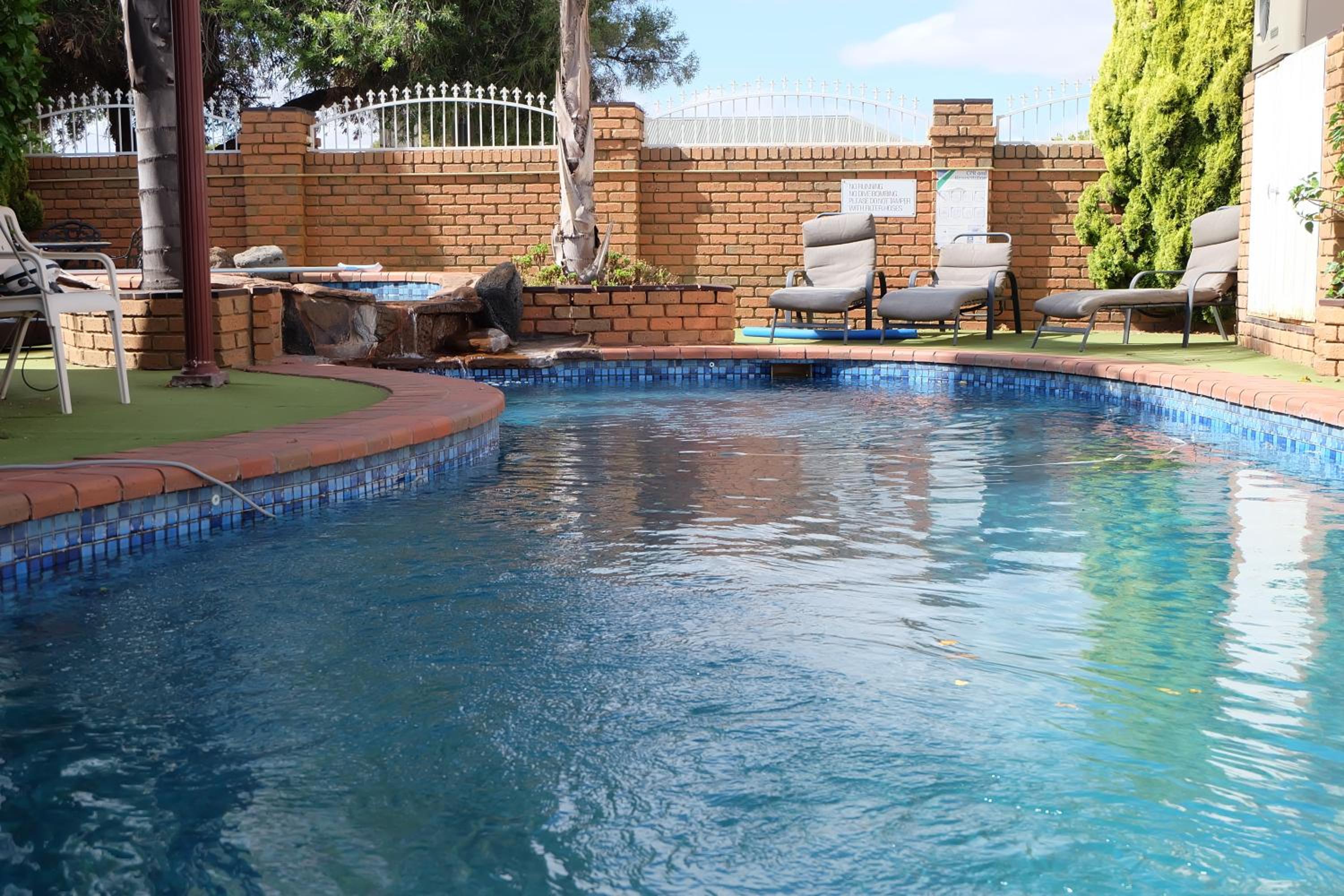 Charles sturt motor inn