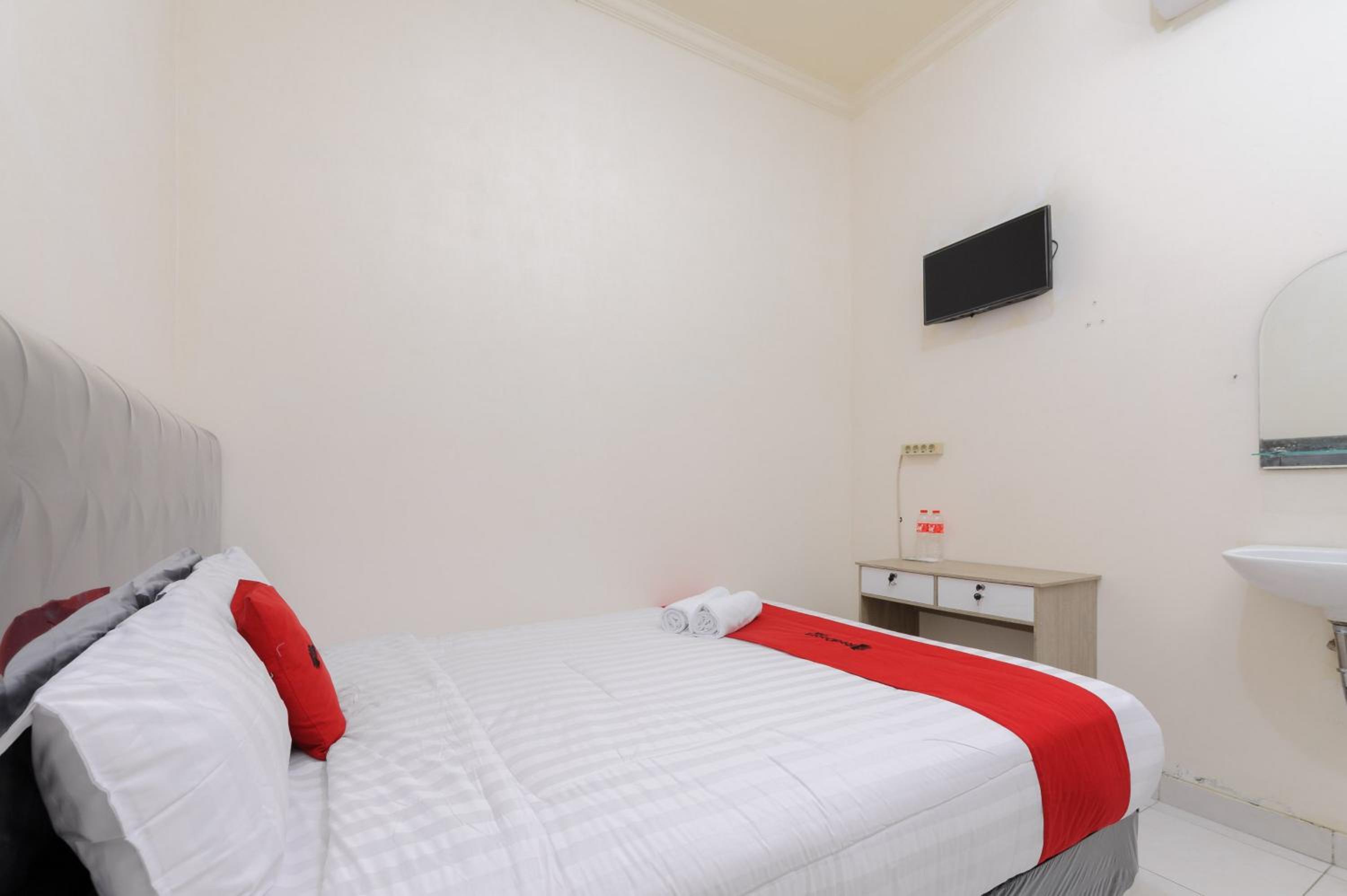 RedDoorz at Meruya Utara view 5