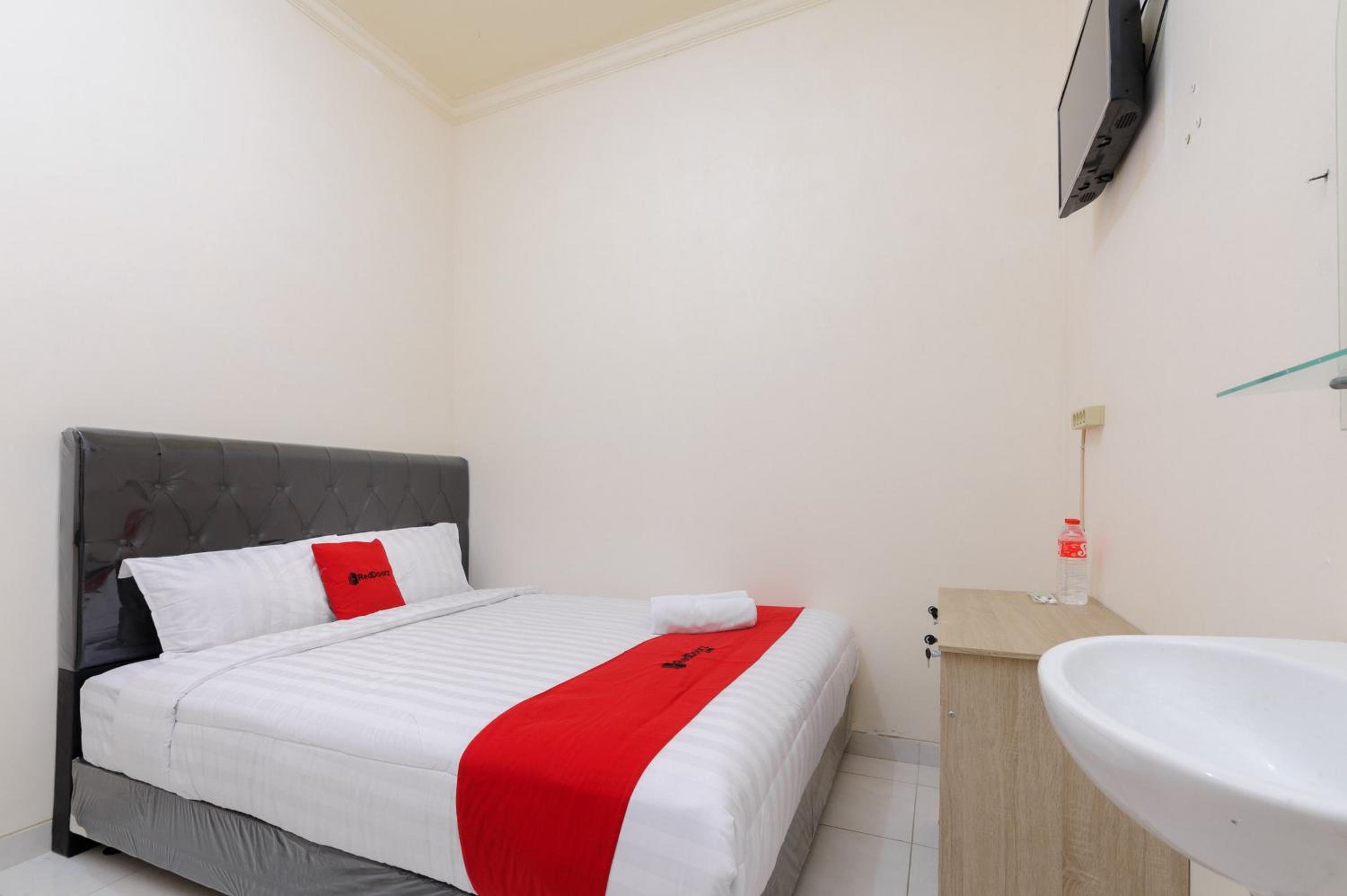 RedDoorz at Meruya Utara view 2