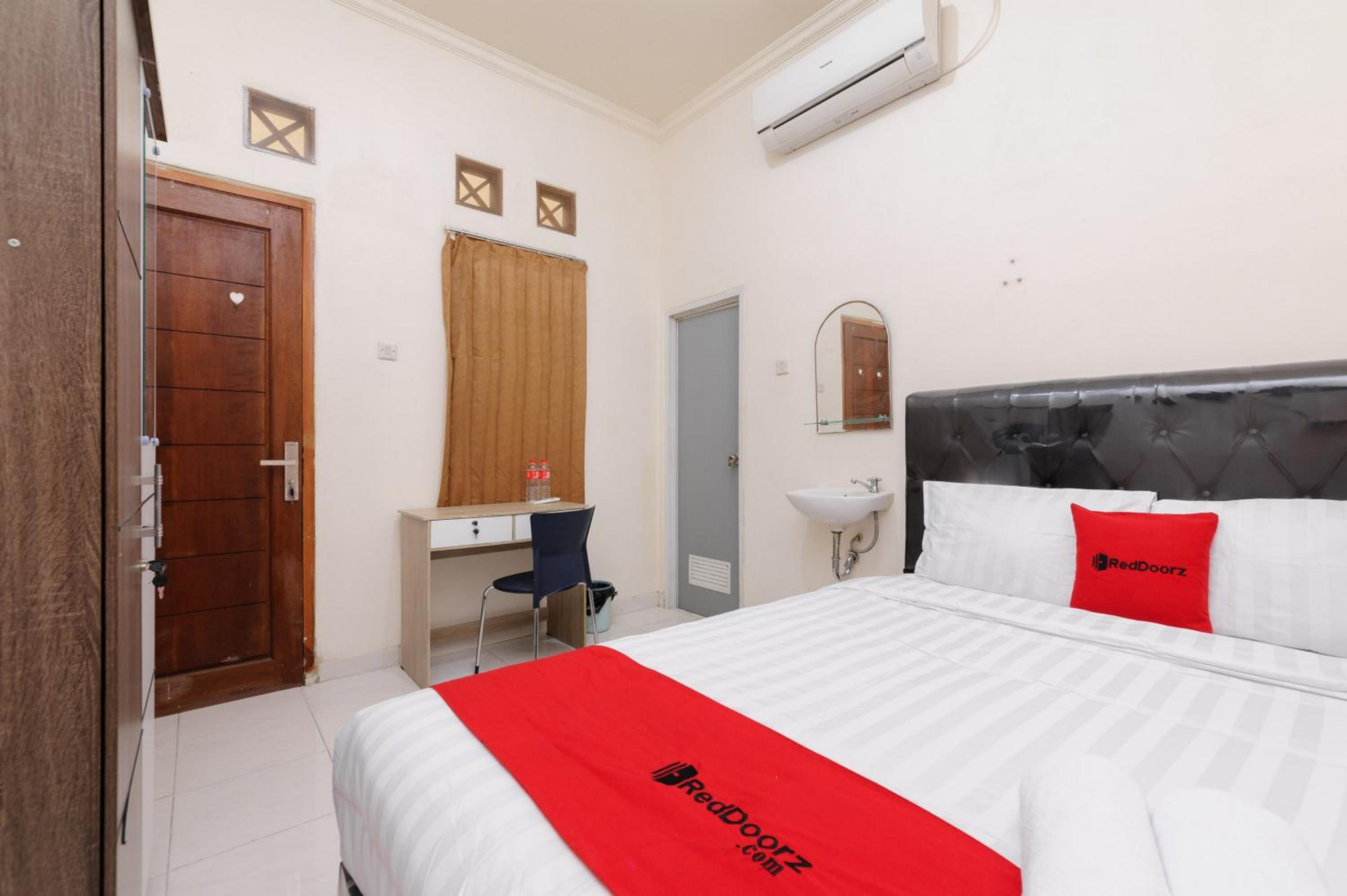 RedDoorz at Meruya Utara view 3