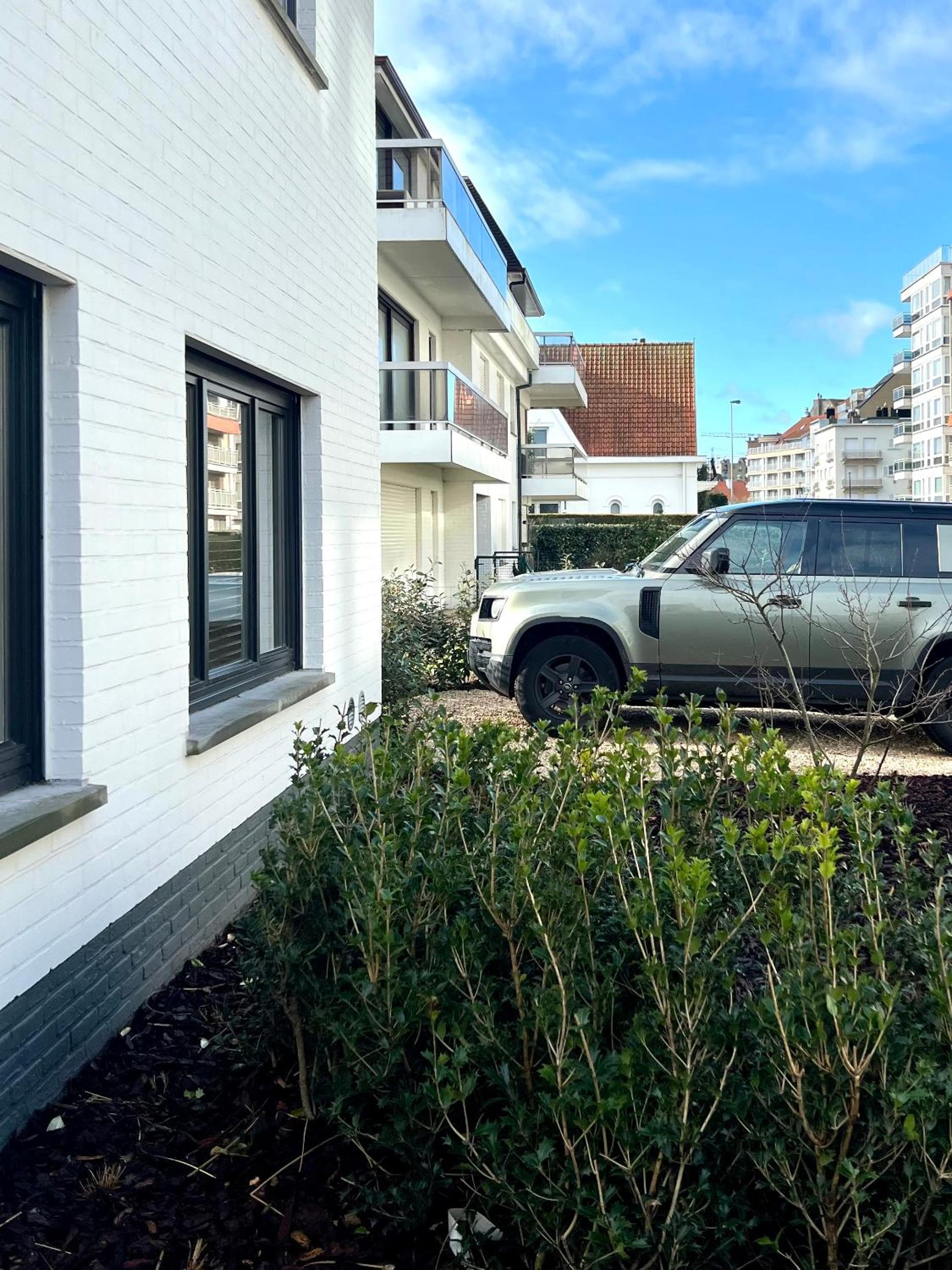 Gelijkvloers appartement met prive parking