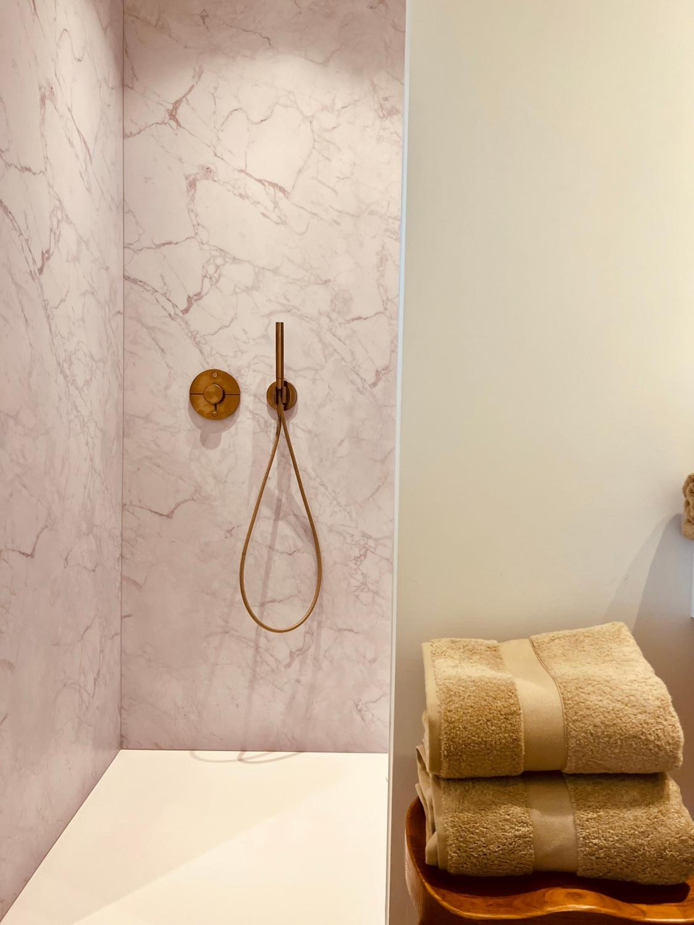 Gelijkvloers appartement met prive parking