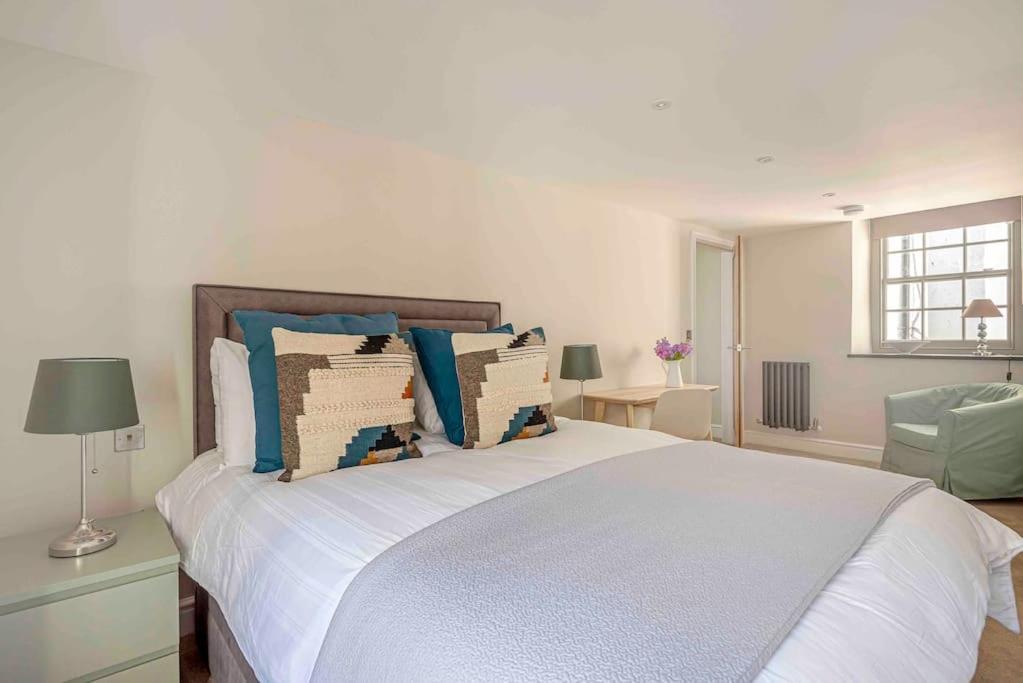 Sea Chest, Salcombe Waterside Apartment view 3