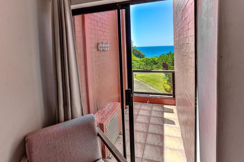 19 THE VILLAGE, SHEFFIELD BEACH view 4