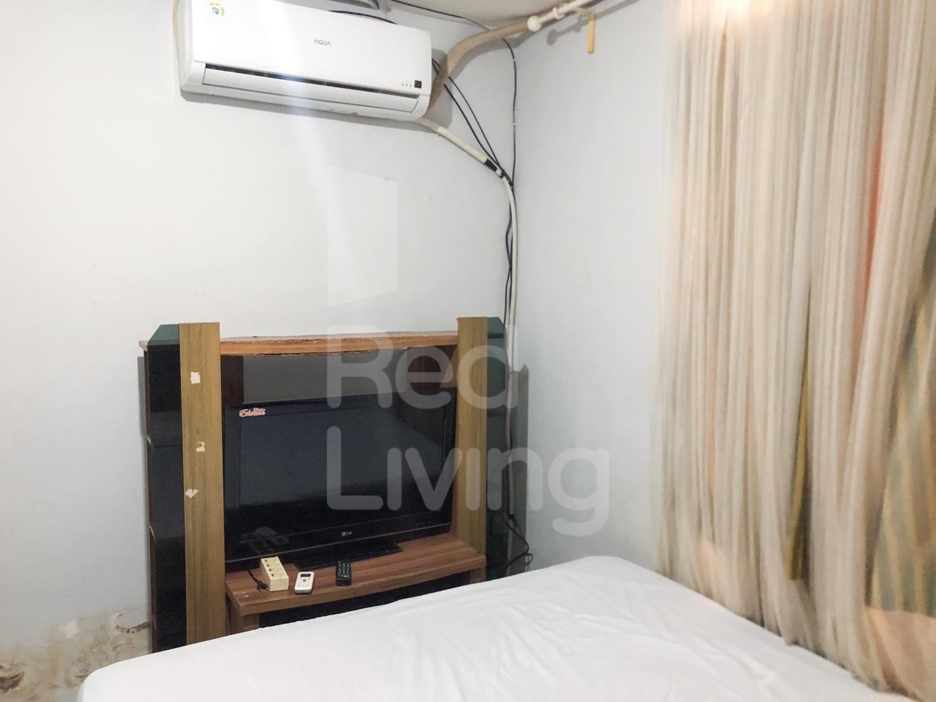 RedLiving The Golf Apartement Modernland - Maria Room Tower Red view 3