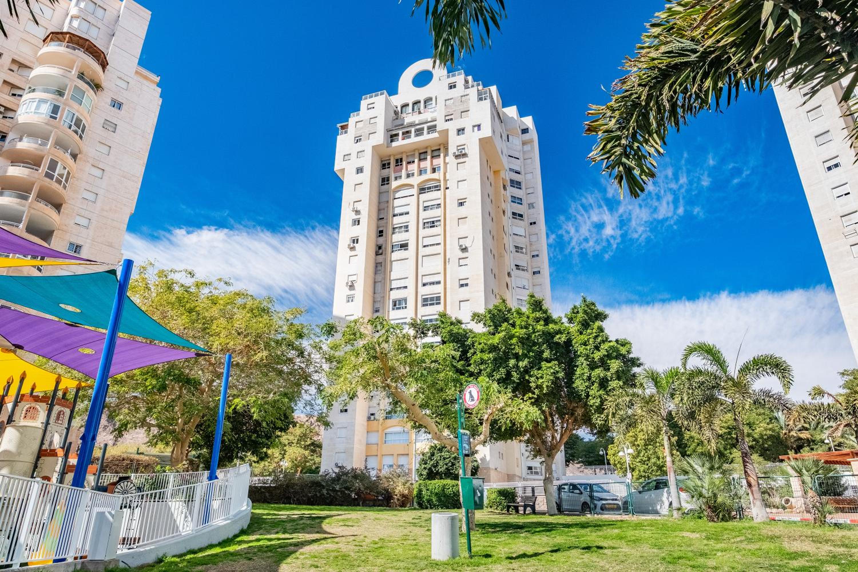SpaciousApt-TopView-freeParking-PerfectForFamilies