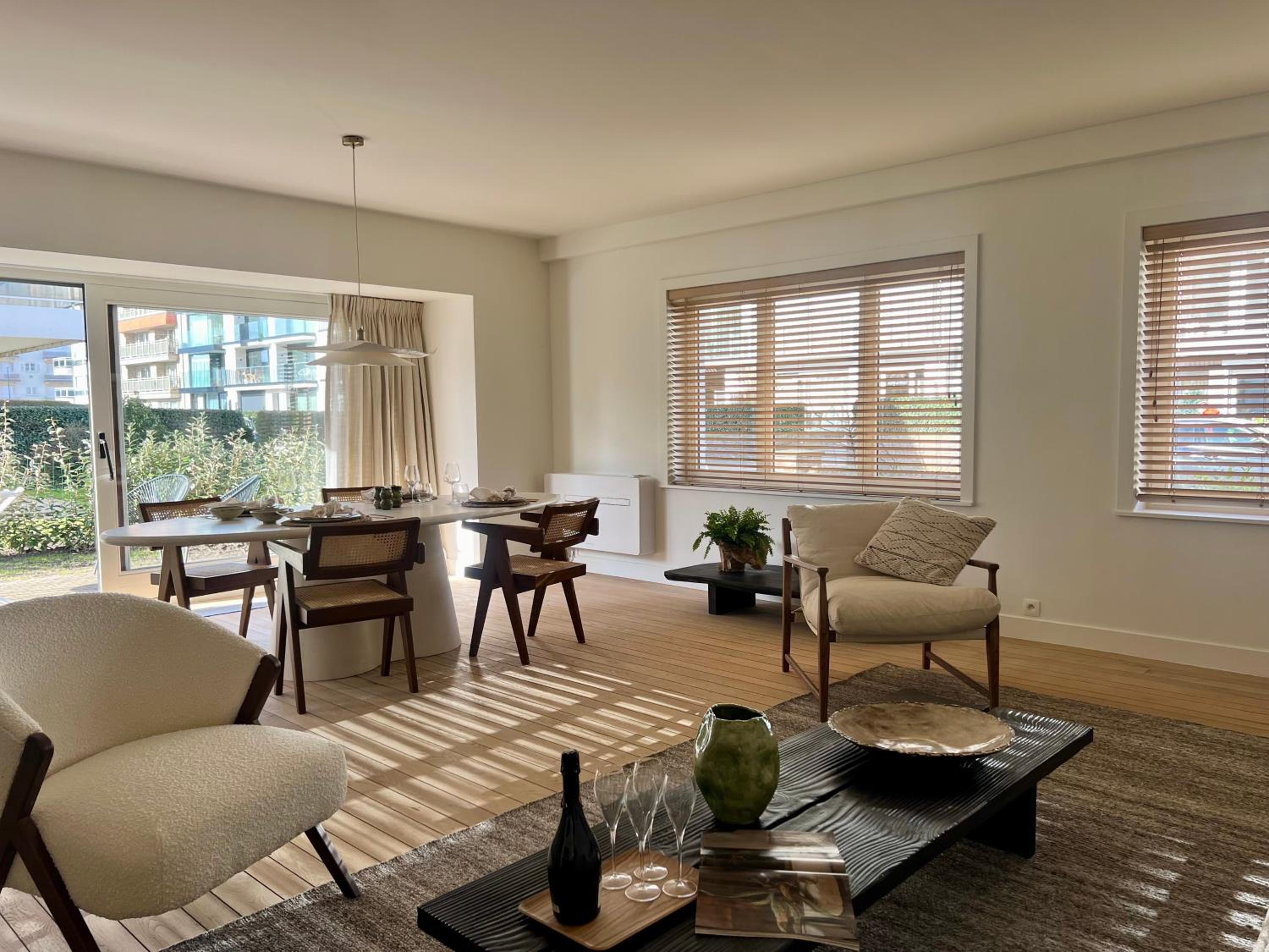 Gelijkvloers appartement met prive parking