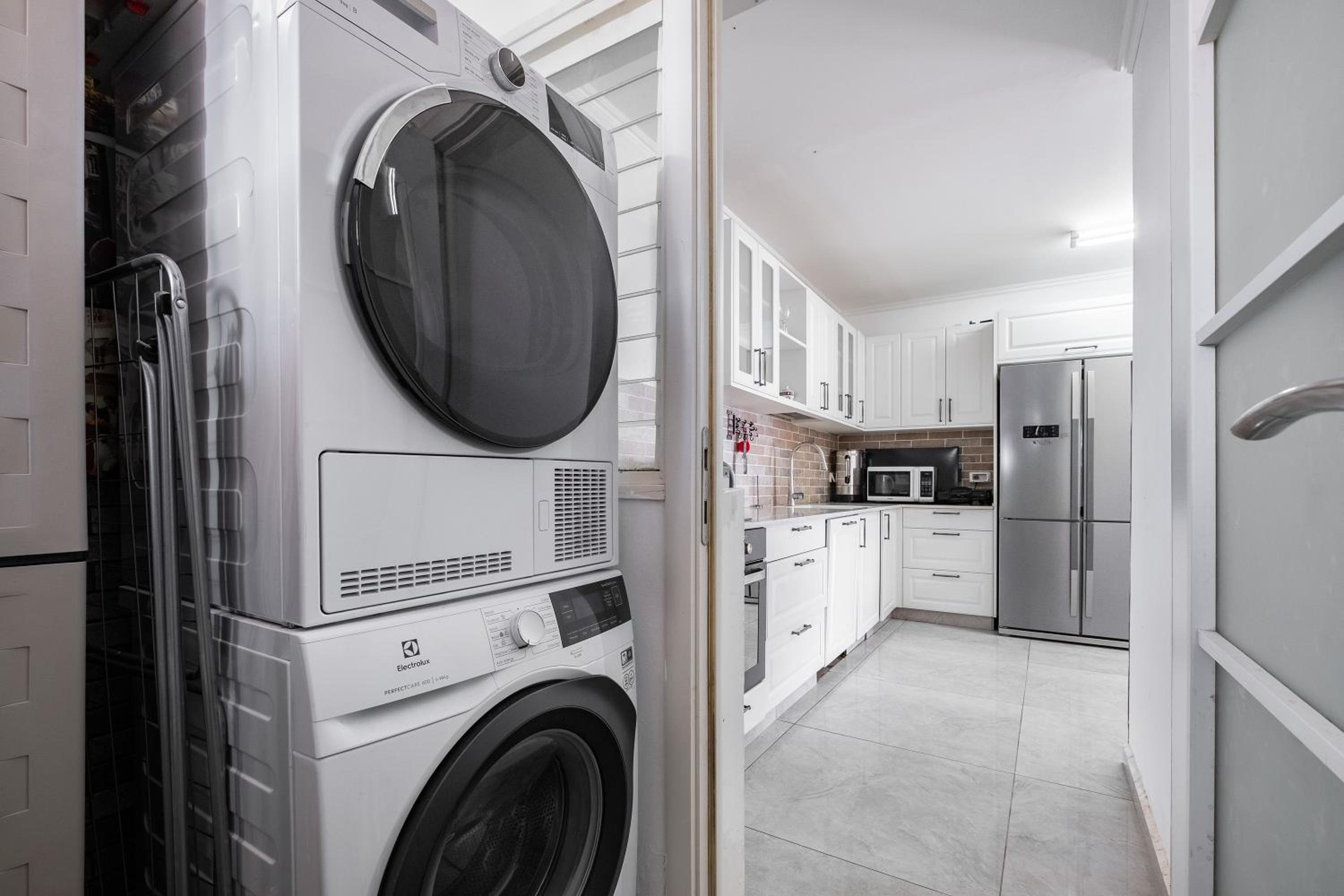SpaciousApt-TopView-freeParking-PerfectForFamilies