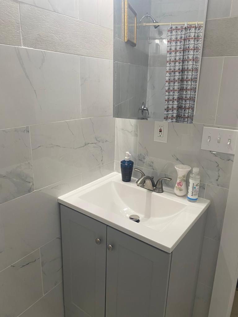 Stylish Room 8Mins to Newark Airport view 3