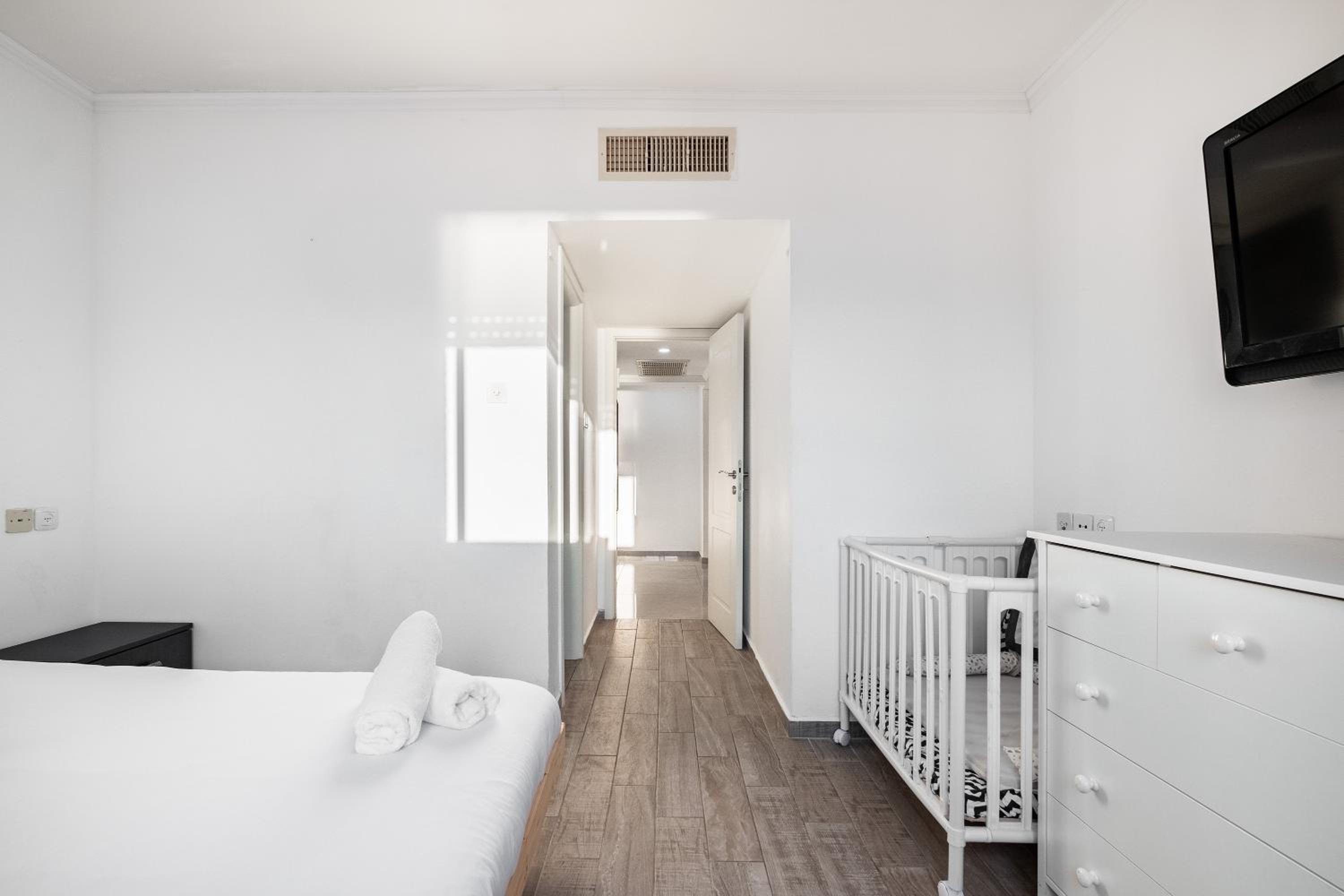 SpaciousApt-TopView-freeParking-PerfectForFamilies
