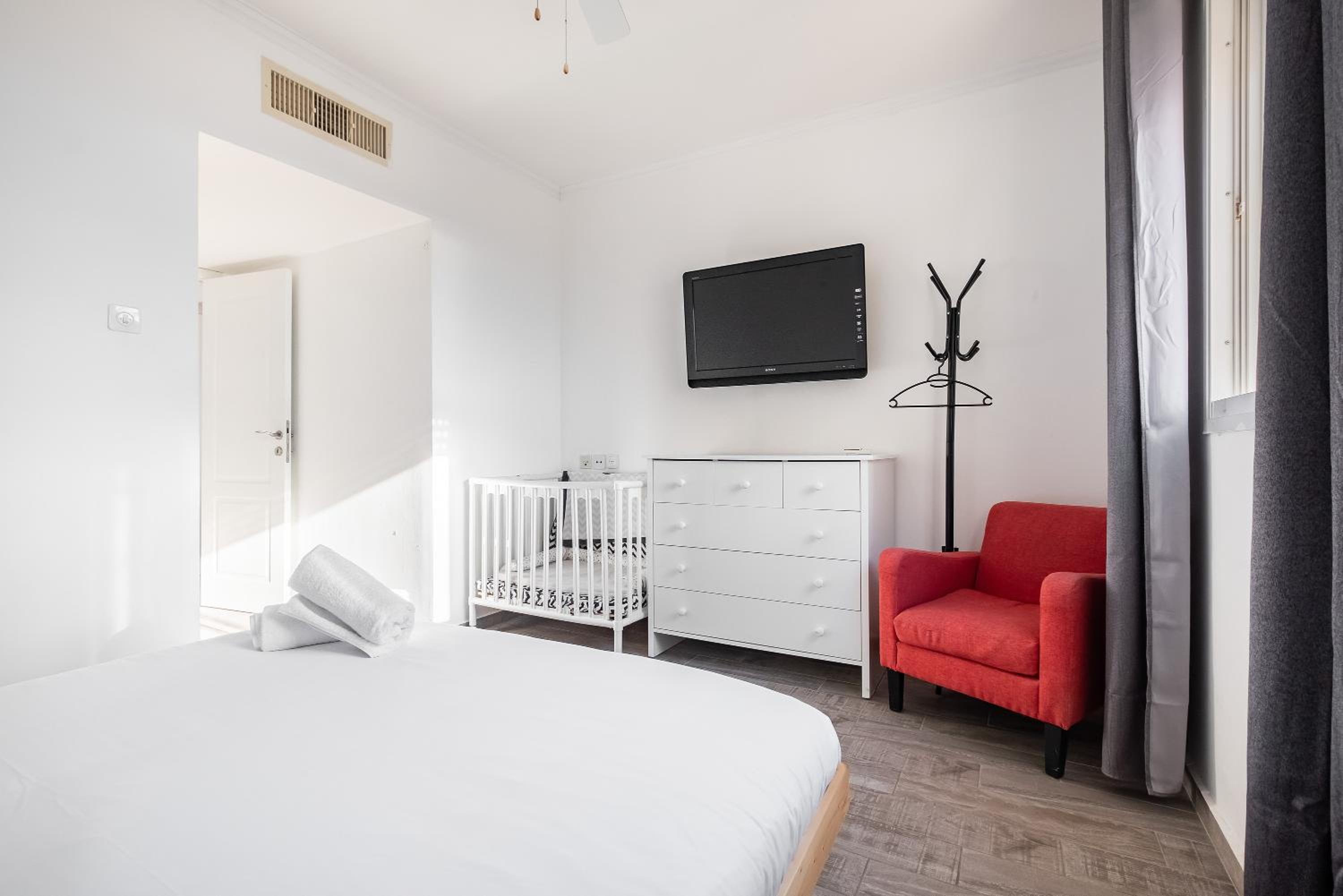 SpaciousApt-TopView-freeParking-PerfectForFamilies