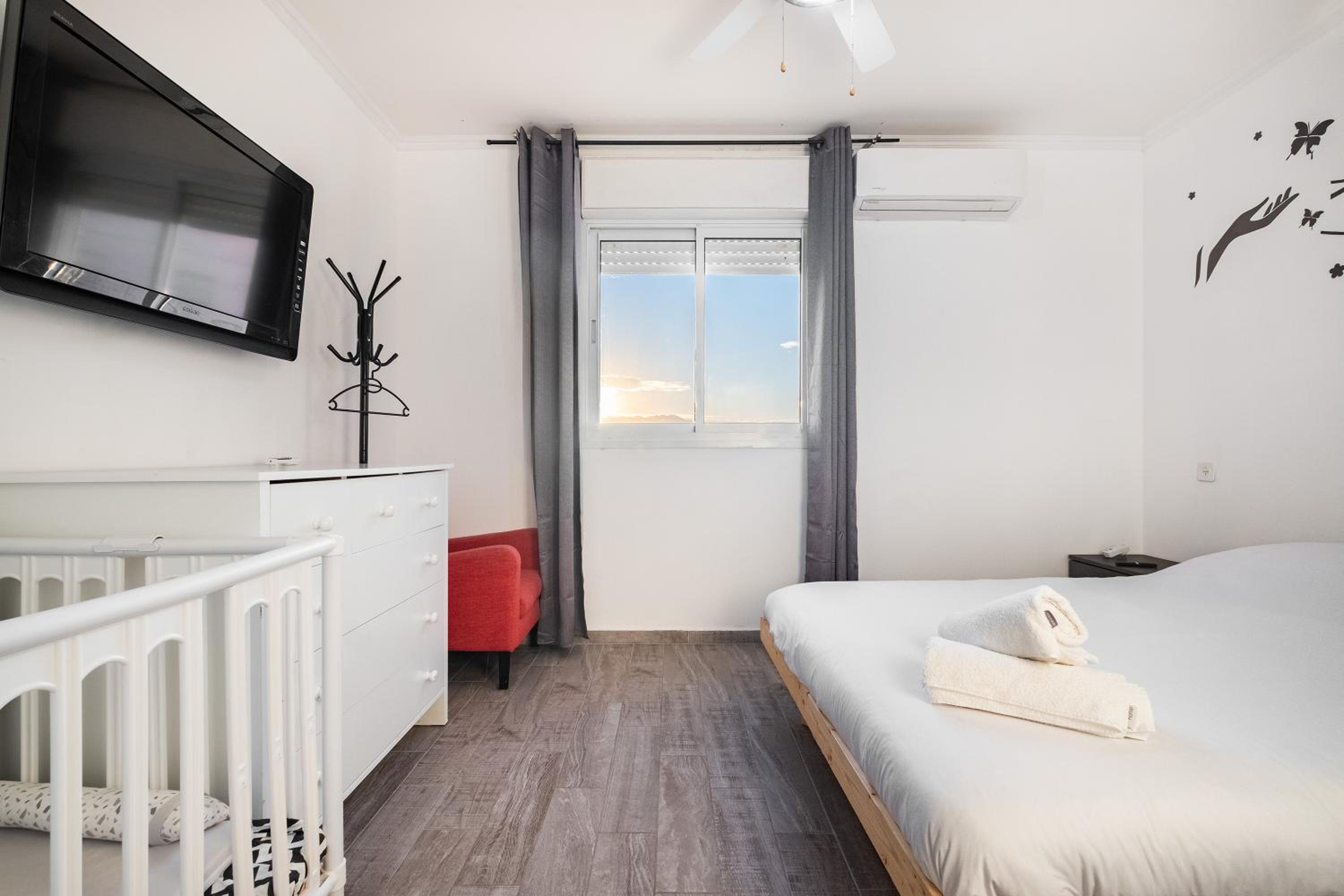 SpaciousApt-TopView-freeParking-PerfectForFamilies