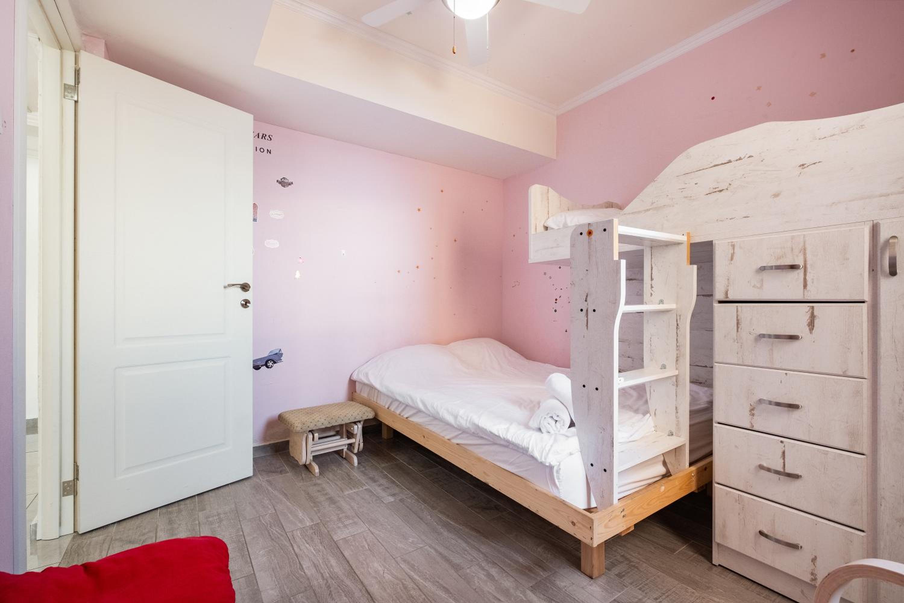 SpaciousApt-TopView-freeParking-PerfectForFamilies