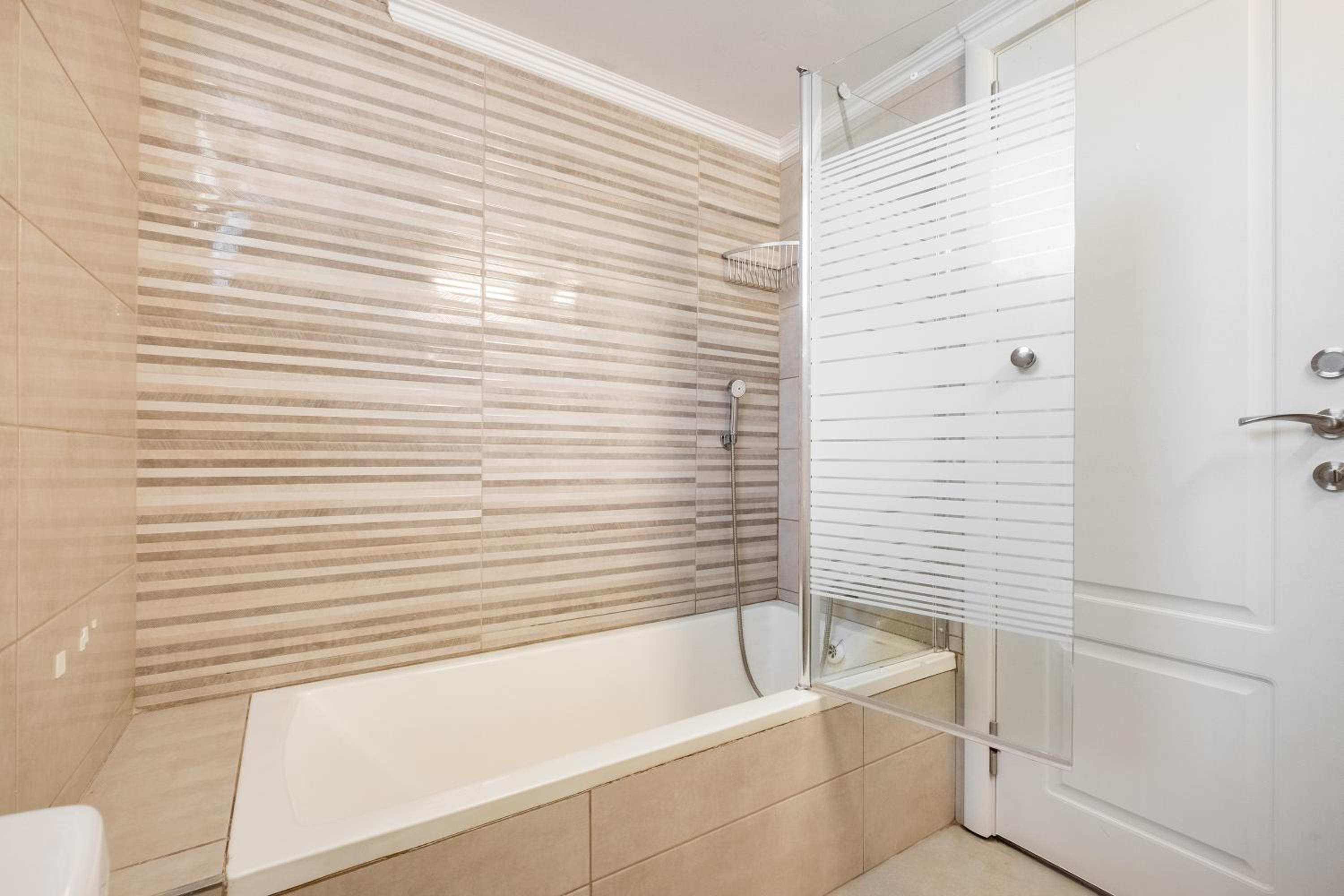 SpaciousApt-TopView-freeParking-PerfectForFamilies