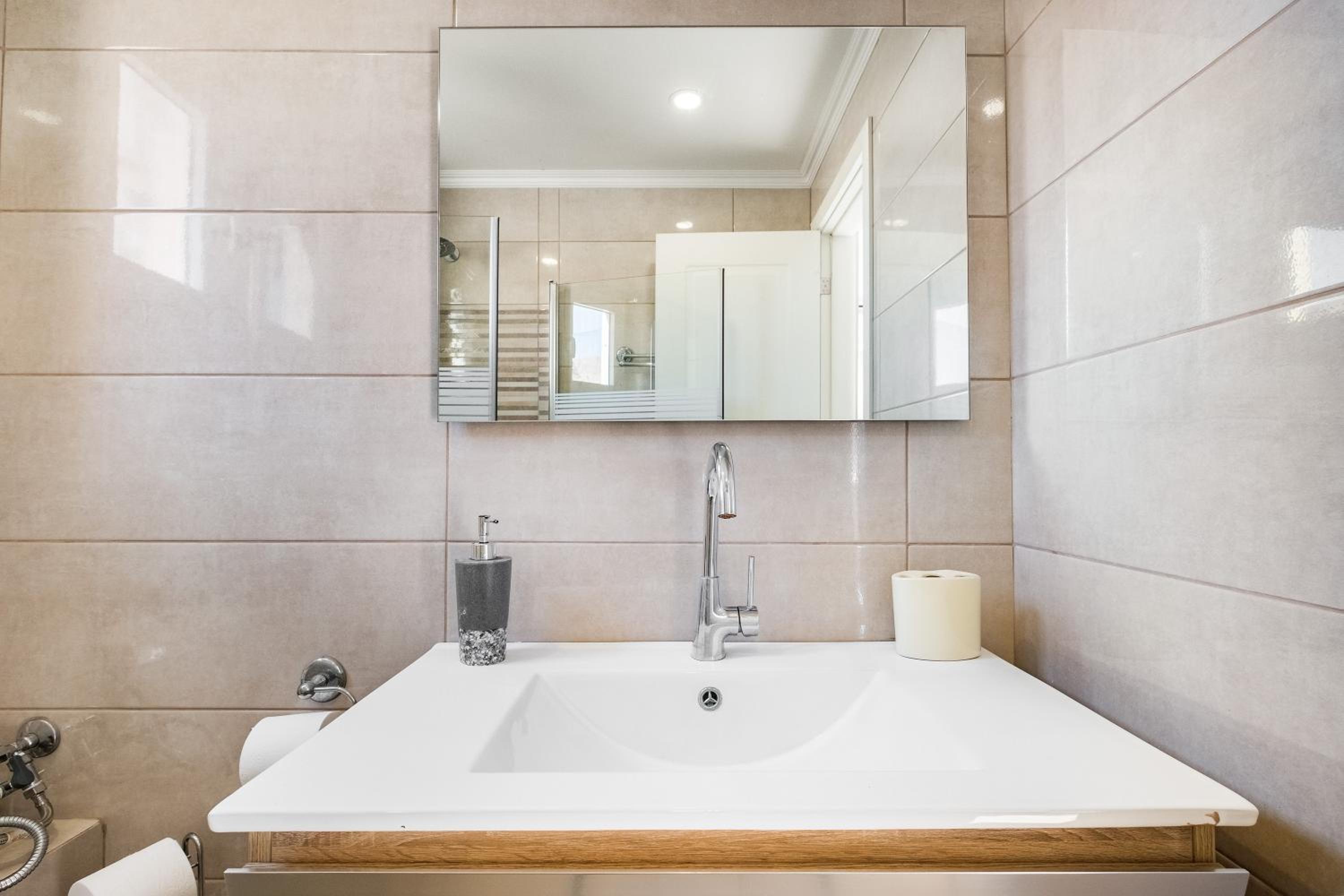 SpaciousApt-TopView-freeParking-PerfectForFamilies