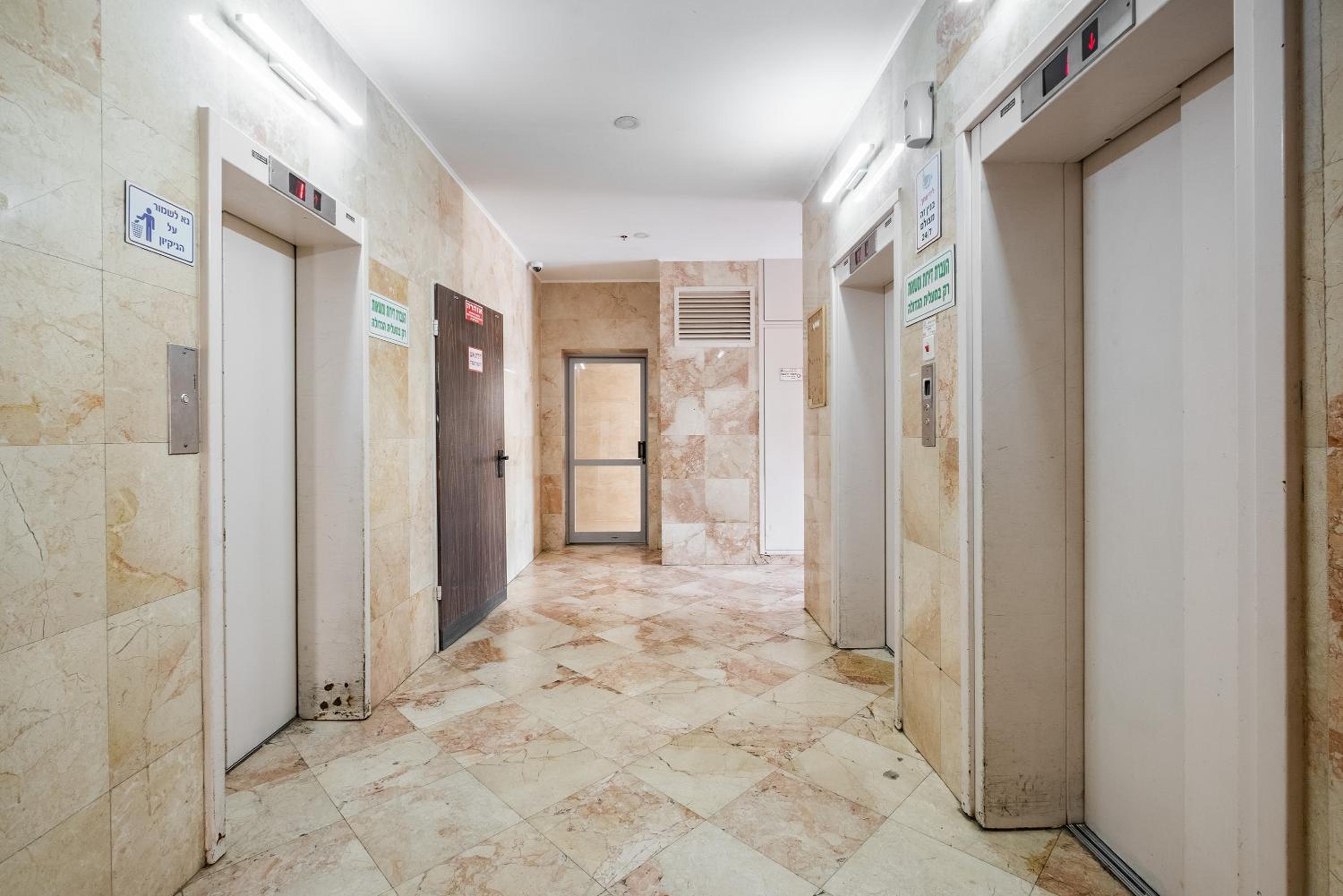 SpaciousApt-TopView-freeParking-PerfectForFamilies