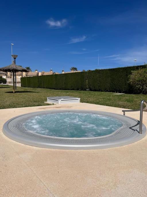 Privatunterkunft mit großer Poolanlage, Meerblick
