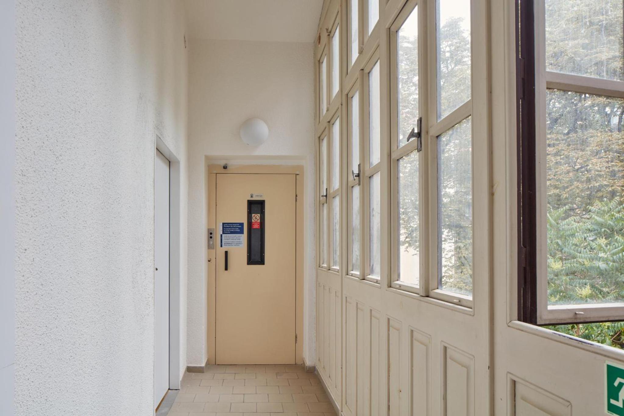 Prague Days - Sunlit 1BDR Apartments w Netflix in New Town