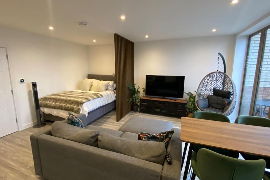 London Luxe: Stylish Studio