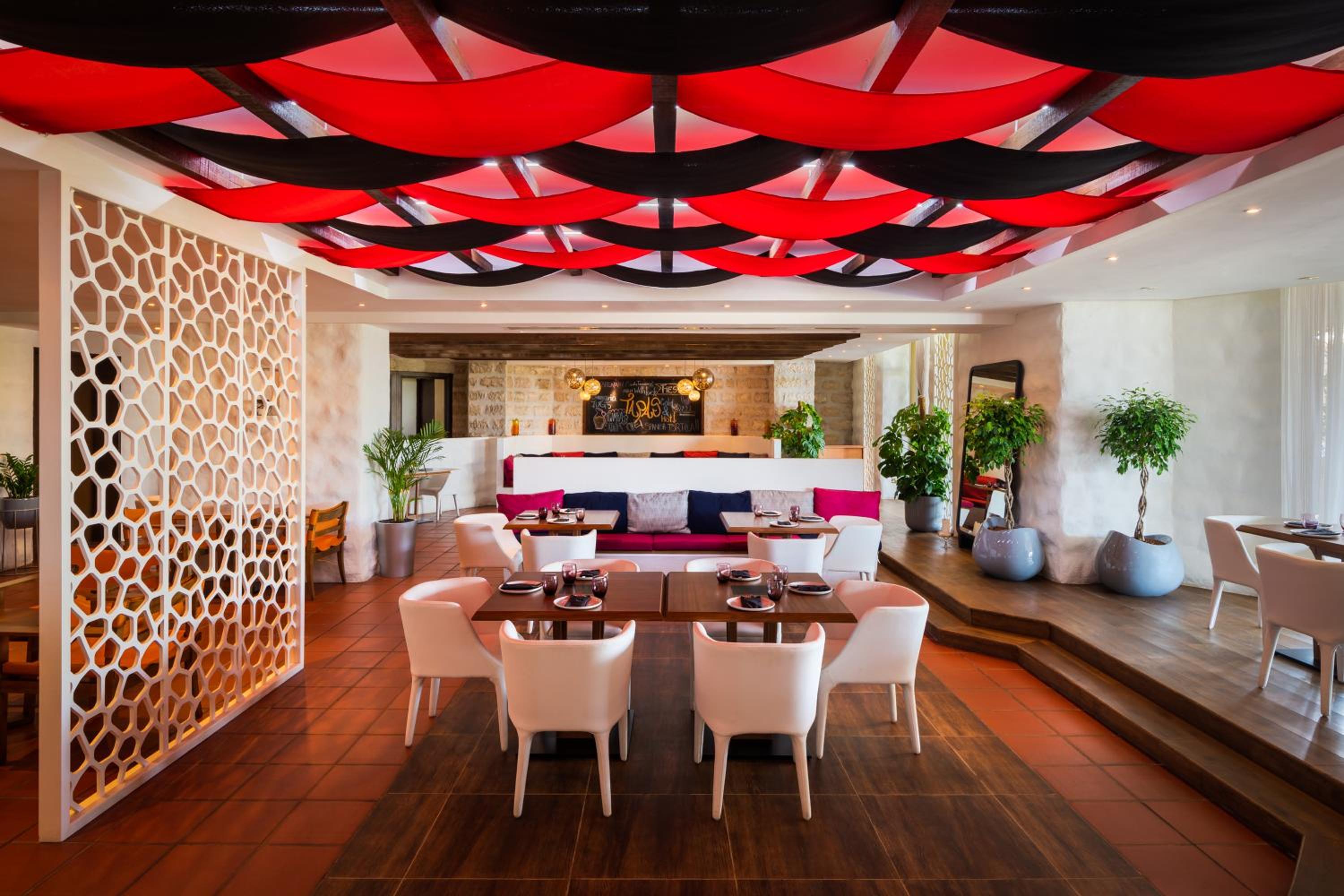 JA Beach Hotel, Dubai