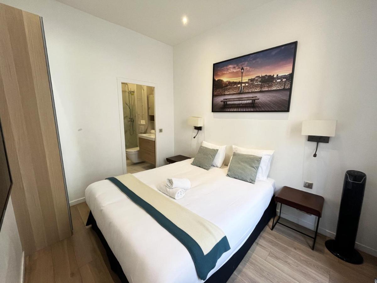 64-LUXURY FLAT CHAMPS ELYSEES (1D)