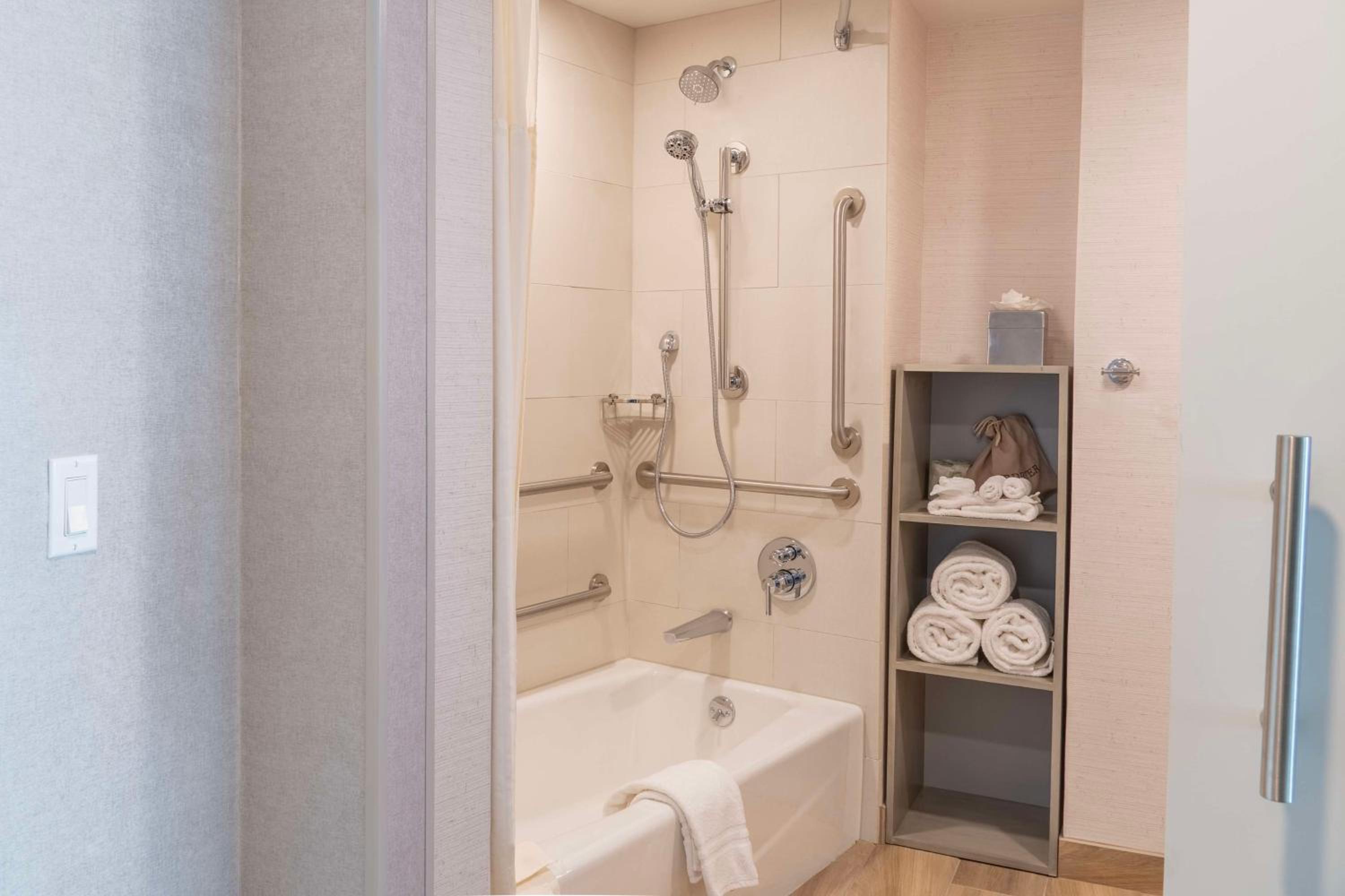 Santa Ana Vacations - DoubleTree by Hilton Orange County Airport - Property Image 40