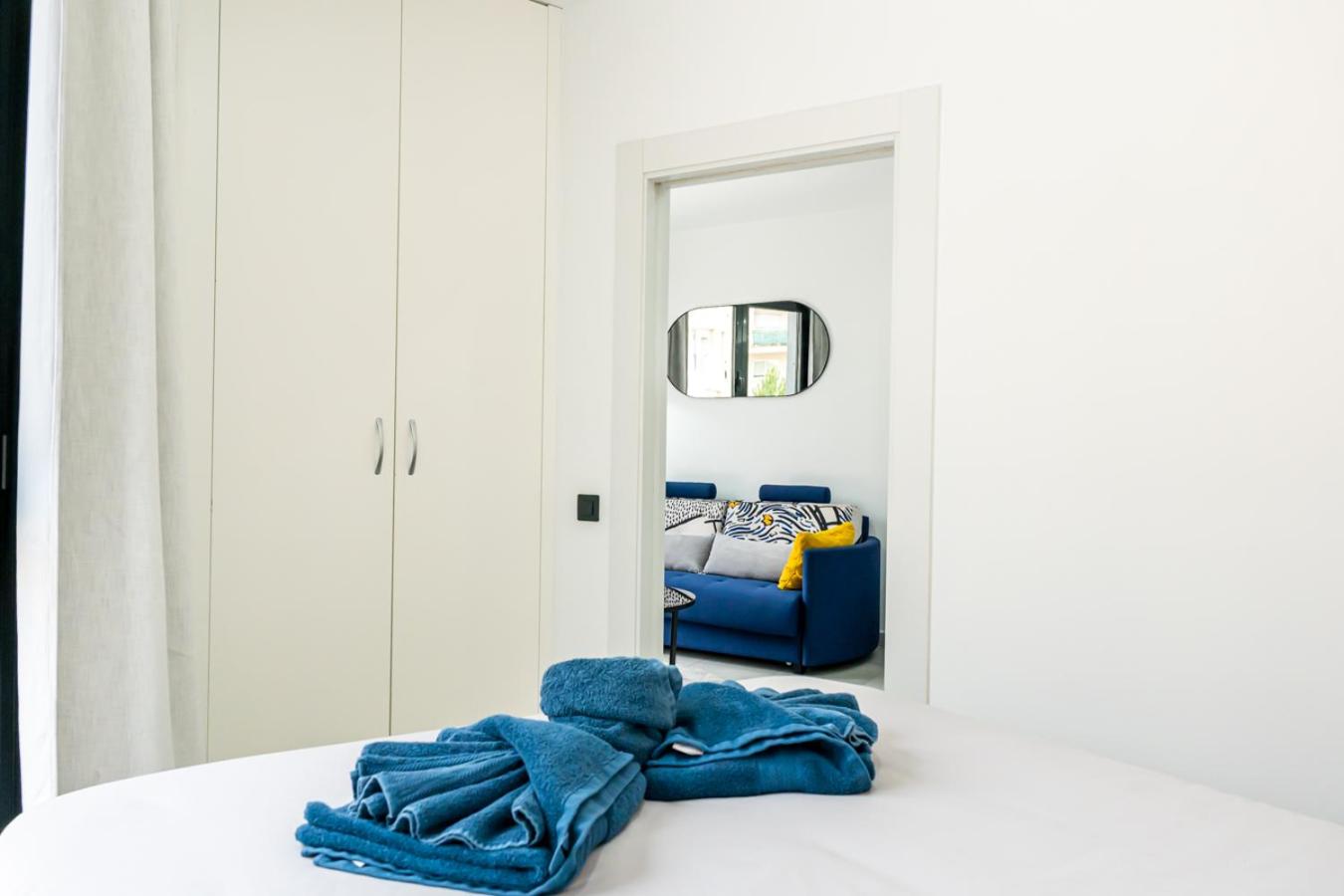 Modern Wave Escape apartment with private parking and rooftop pool BY NAMASTE ELITE